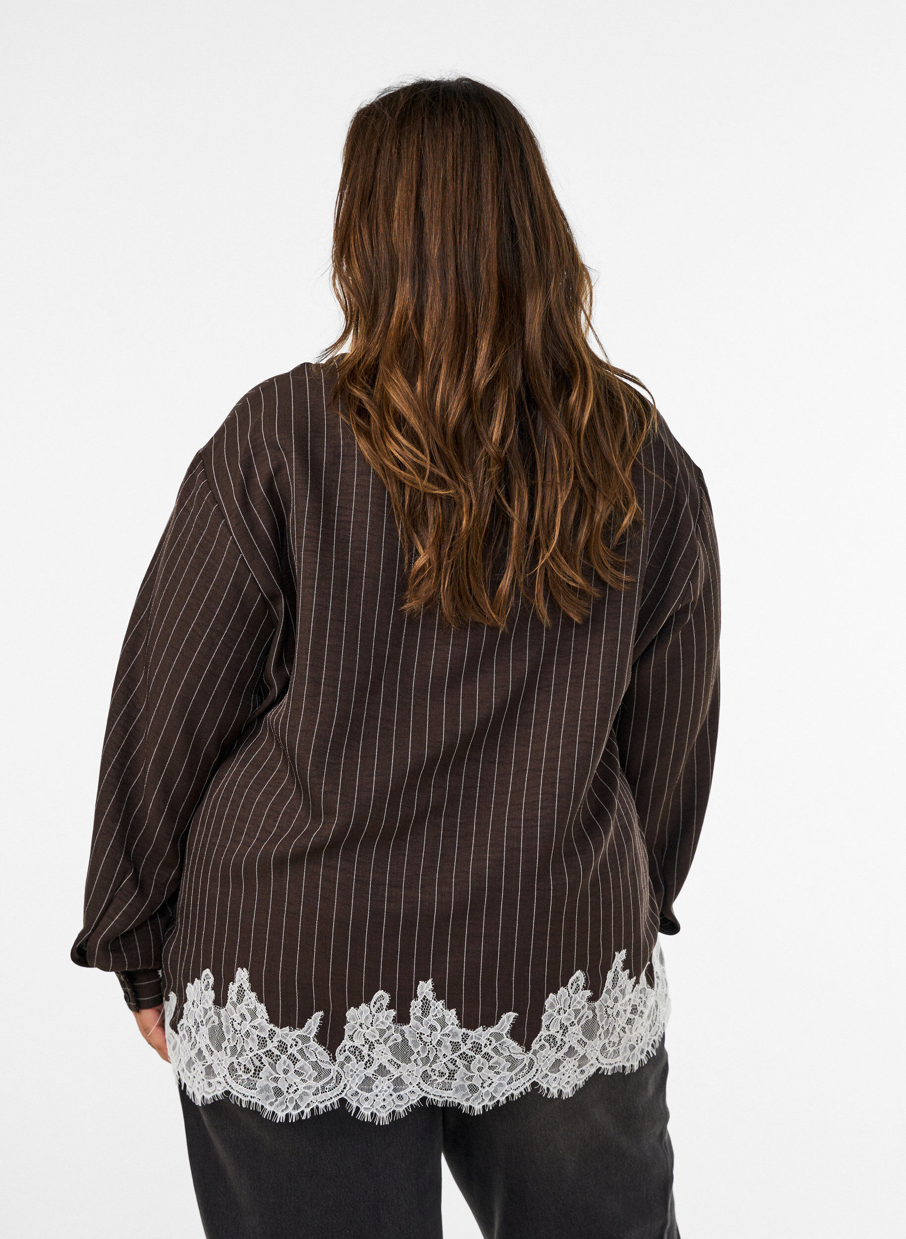 ZizziNadelstreifenhemd mit Spitzenbesatz, Braun, Model image number 2