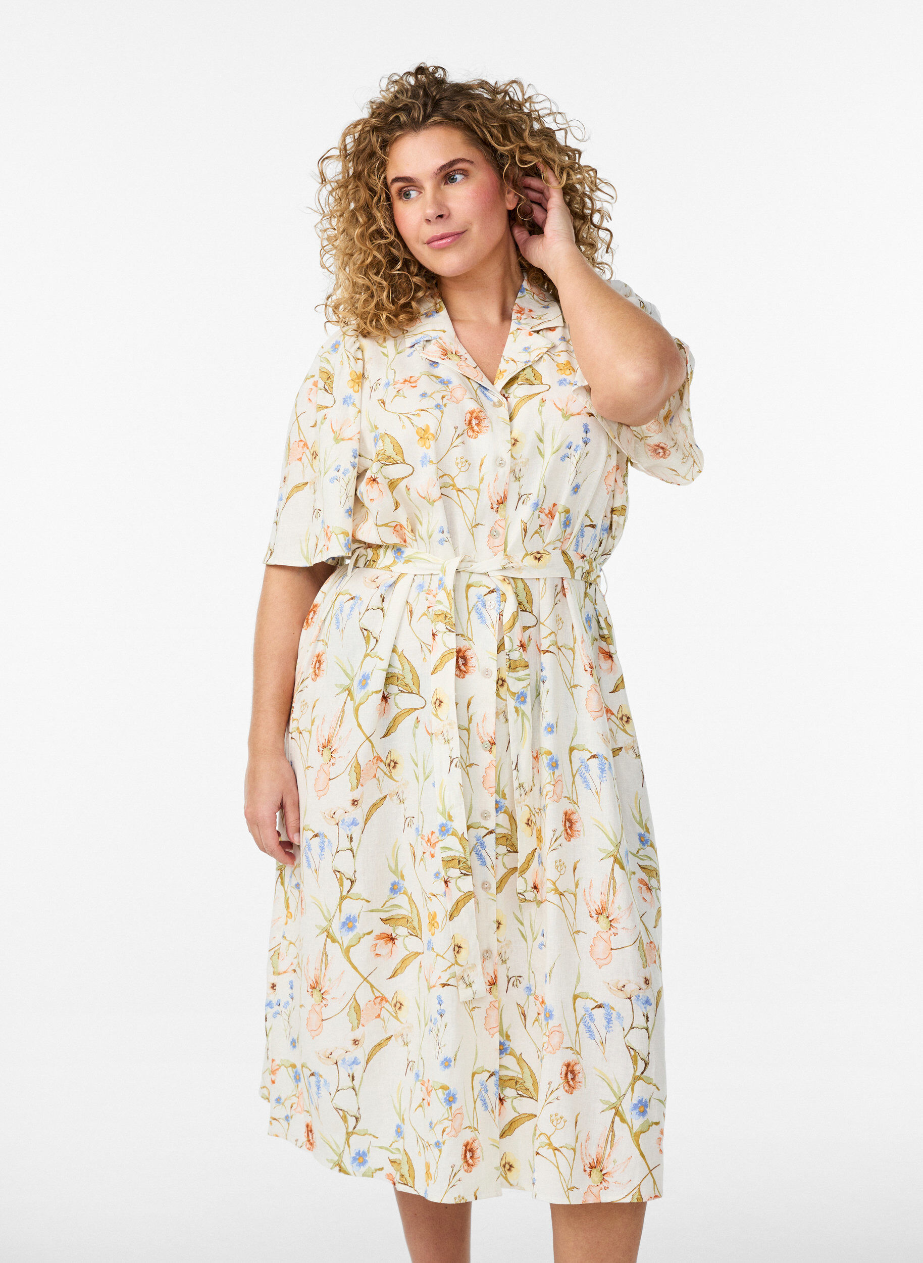 Robe chemise en lin et viscose avec une ceinture &agrave; nouer, Vanille, Model