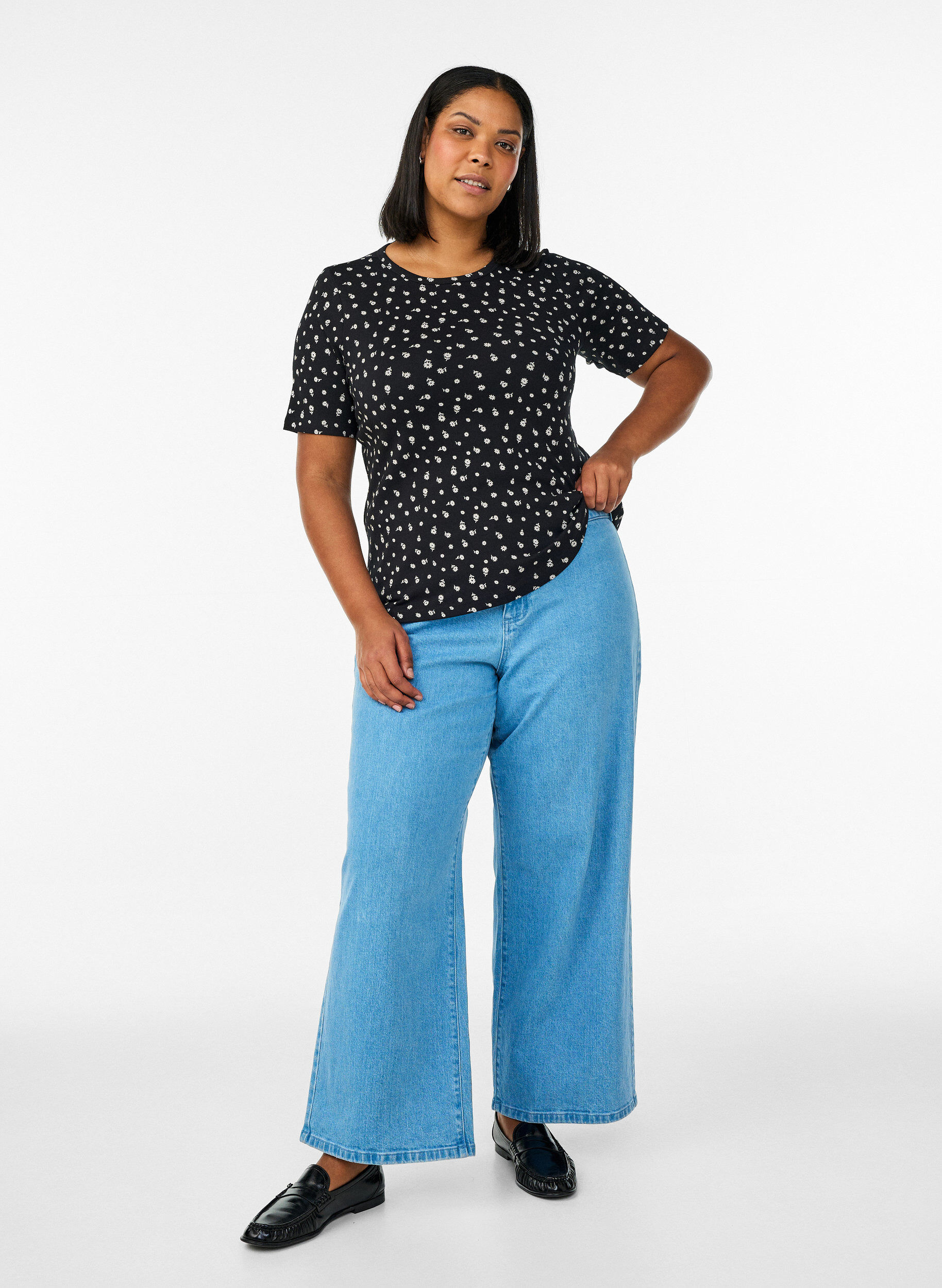 Zizzi T-Shirt aus Baumwolle mit Allover-Druck, Schwarz, Model image number 1