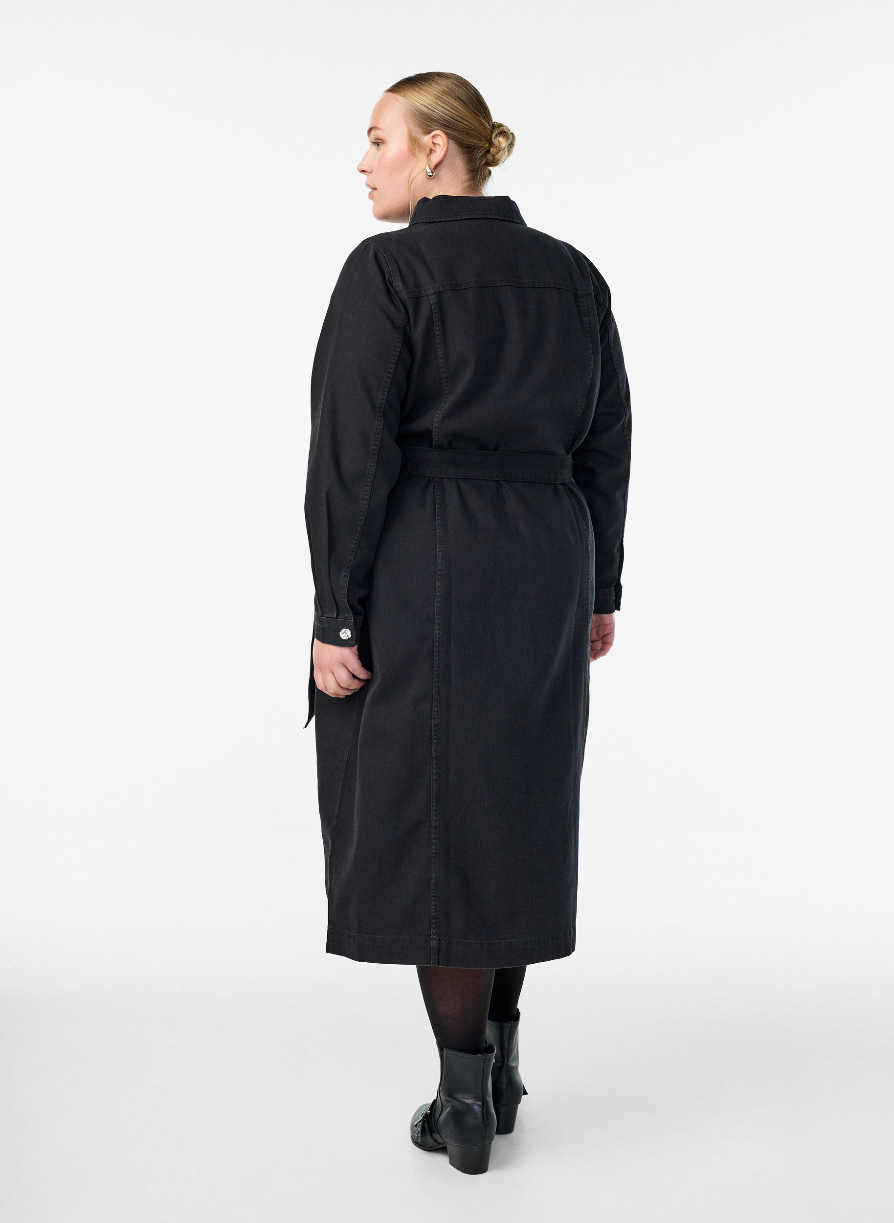 Zizzi Jeans-Midikleid mit G&uuml;rtel und Zierkn&ouml;pfen, Schwarz, Model image number 2