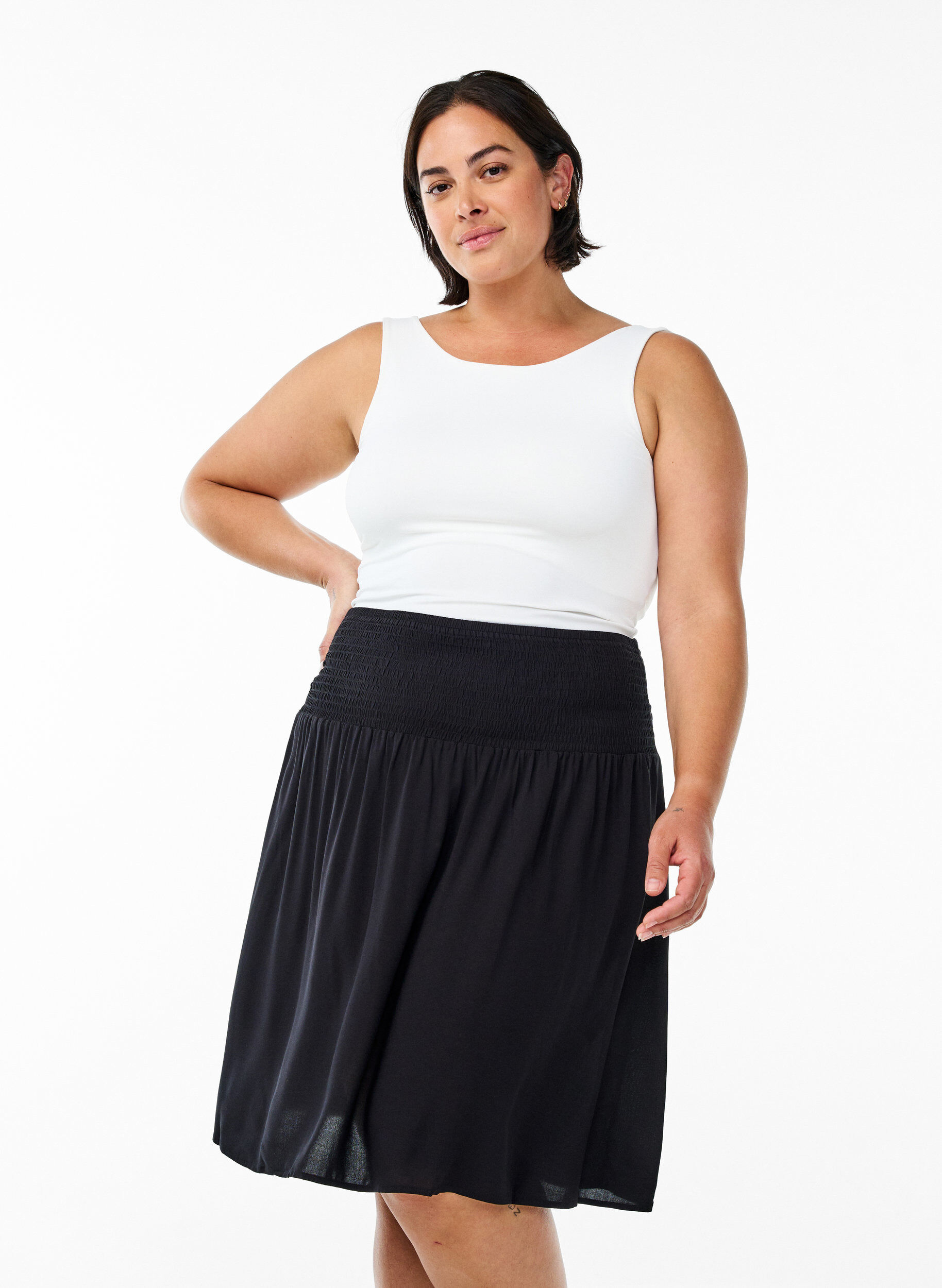 Kurzer Rock mit Smokbund, Schwarz, Model