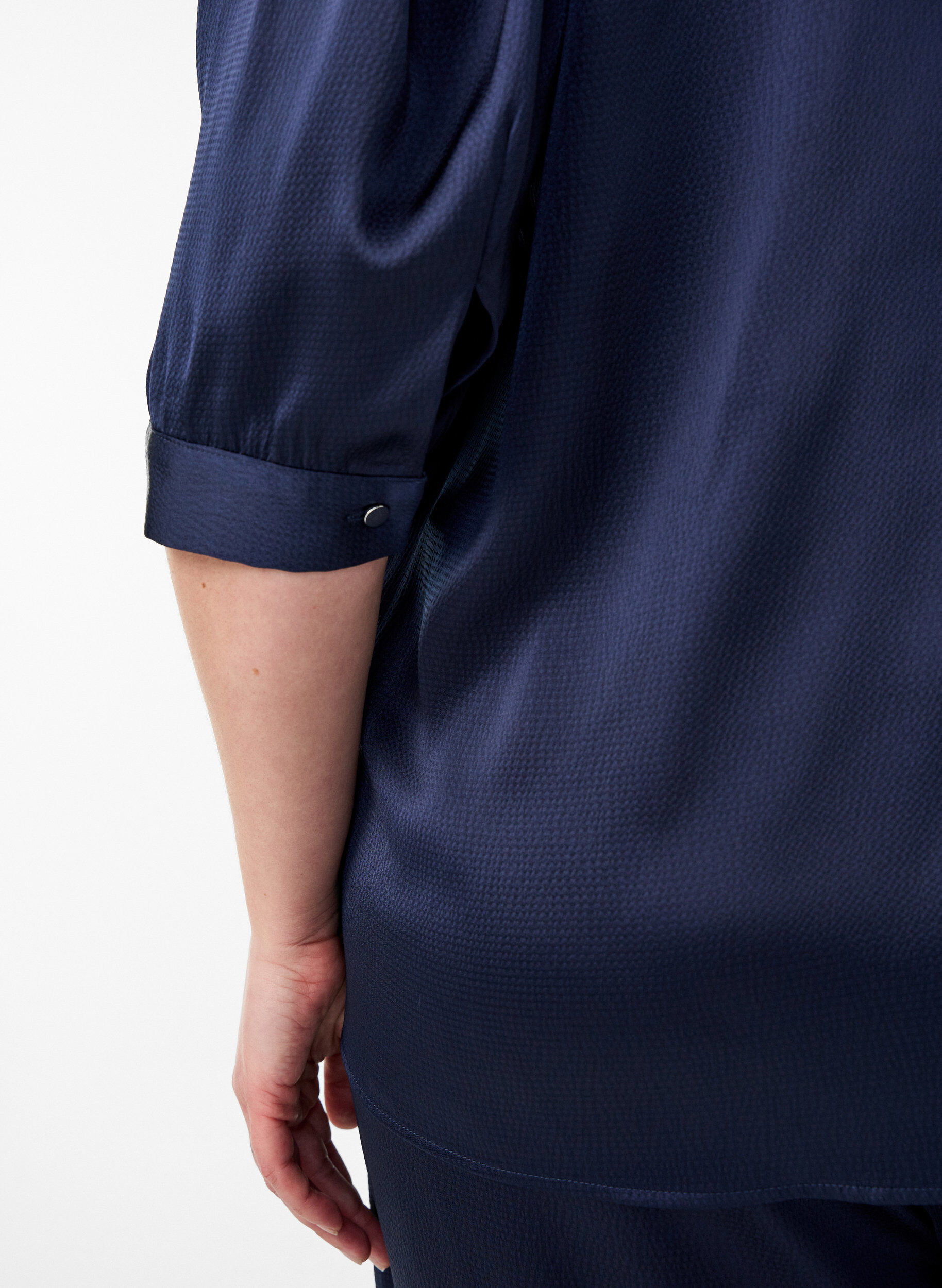 Zizzi Blouse satin&eacute;e avec manches courtes et col &agrave; volants, Bleu, Model image number 3