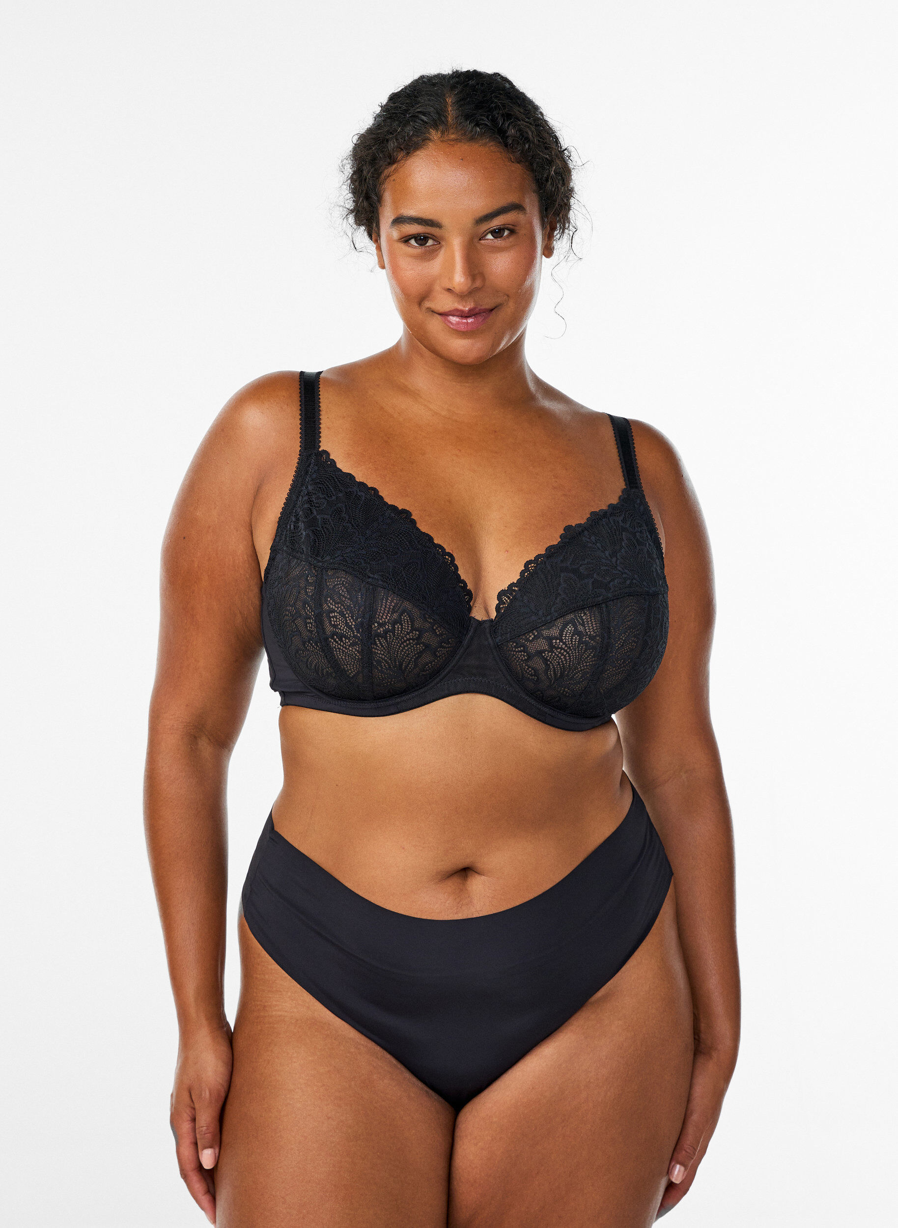 Zizzi Soutien-gorge plongeant &agrave; armatures avec dentelle, Noir, Model image number 1