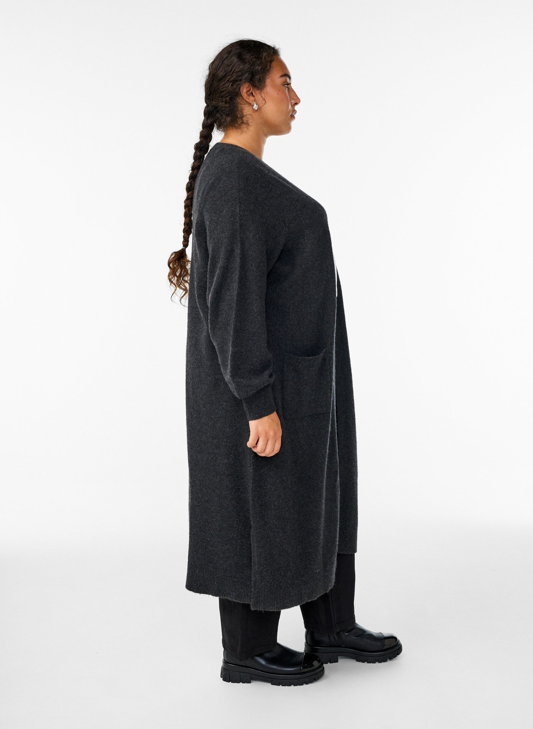 Zizzi Cardigan long en maille avec poches, Gris anthracite, Model image number 2
