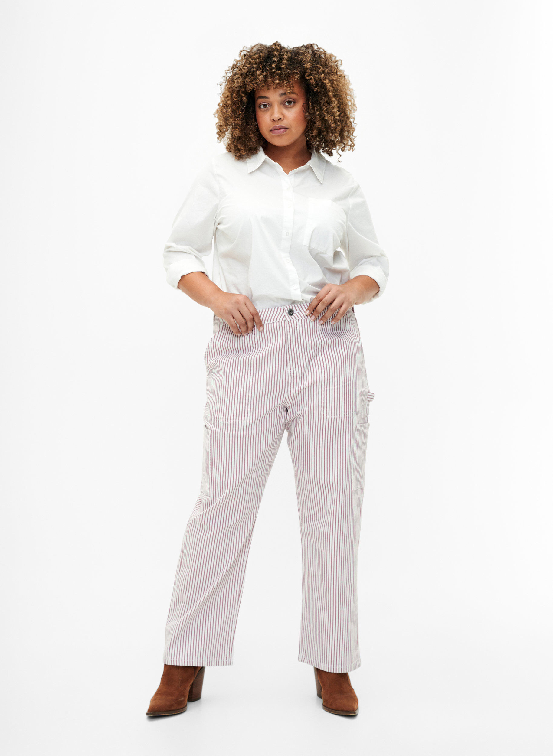 Zizzi Gestreifte Cargo-Jeans mit gerader Passform, Rose White Stripe, Model image number 0
