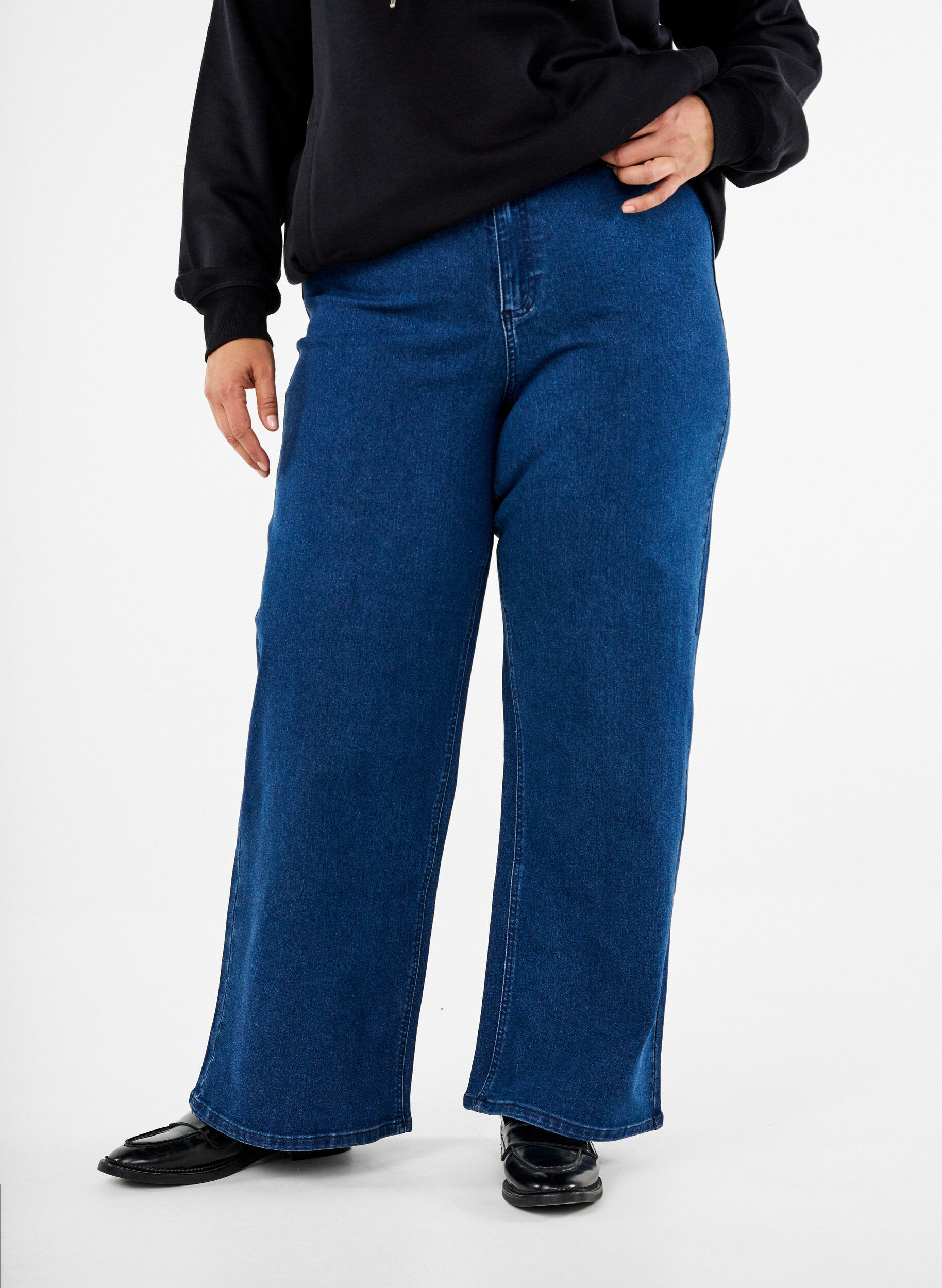 Zizzi Jeans mit weiter Passform, Blau, Model image number 2