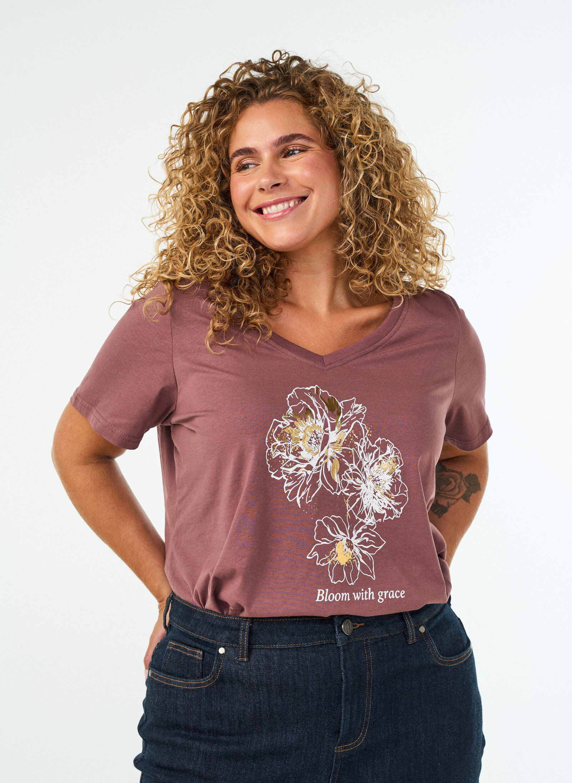 T-Shirt aus Baumwolle mit Frontprint und V-Ausschnitt, Rot, Model