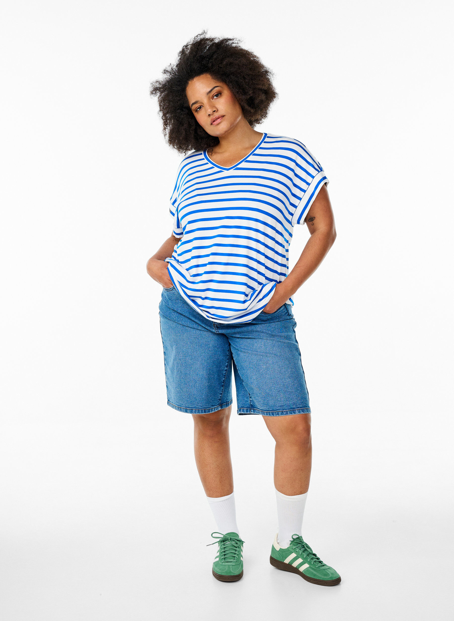 Zizzi T-shirt ray&eacute; avec col en V, Bleu, Model image number 1