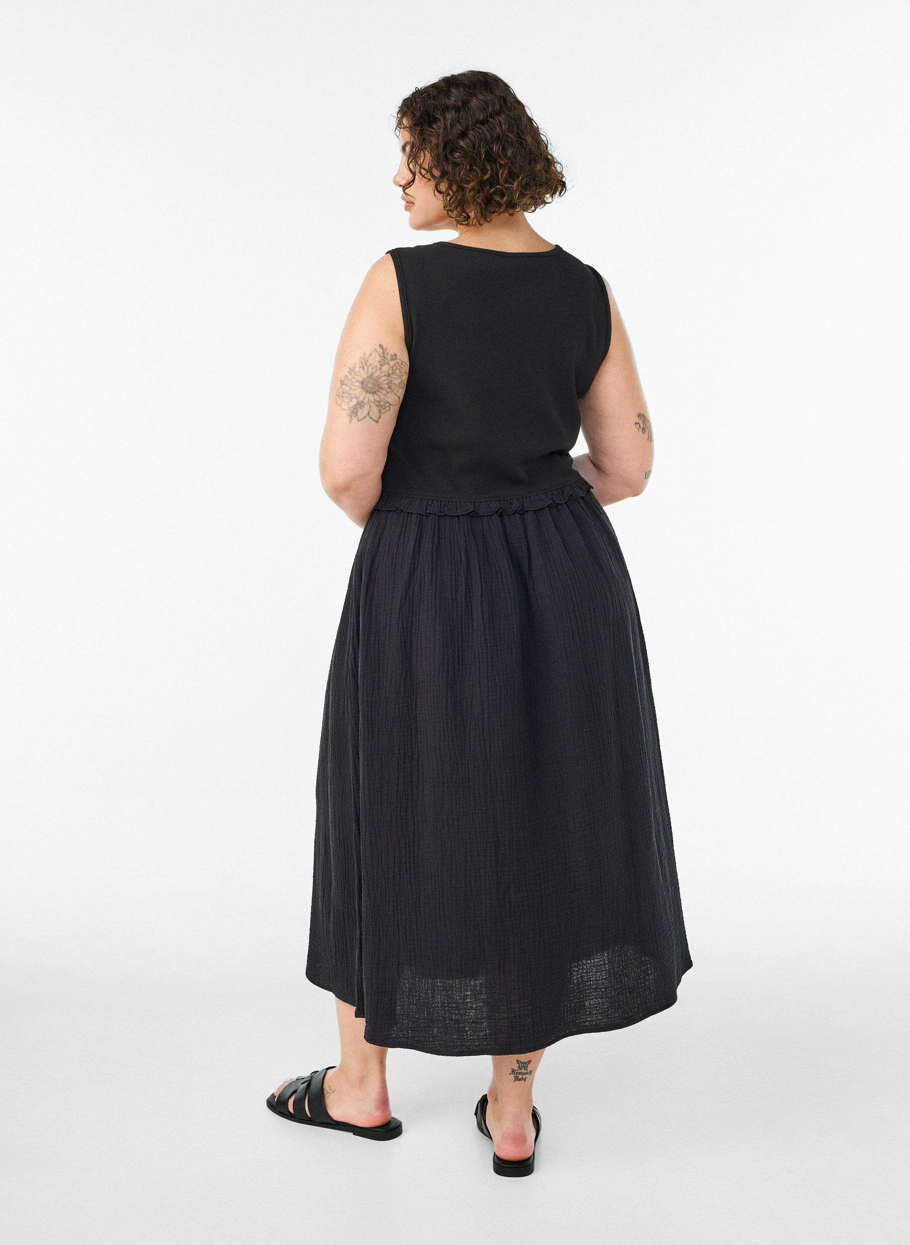 ZizziRobe midi sans manches en coton avec maille c&ocirc;tel&eacute;e et mousseline, Noir, Model image number 1