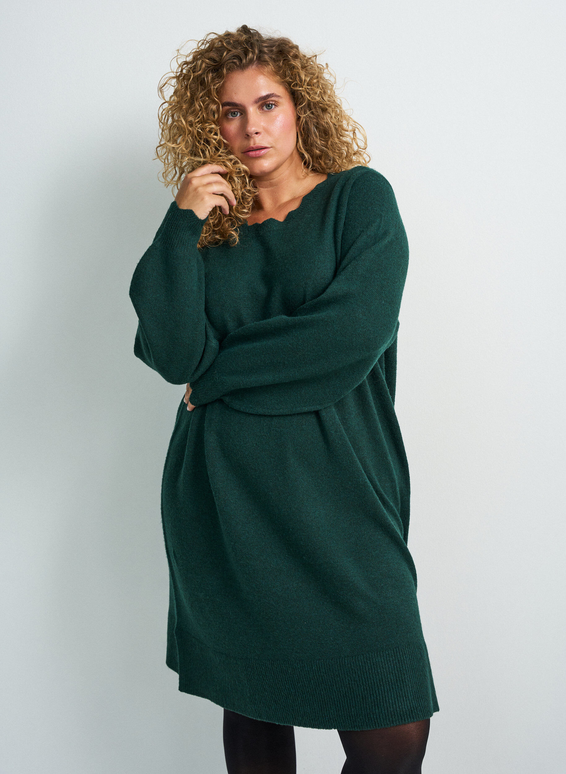 Robe courte en maille avec ourlet ondul&eacute; et fentes, Vert fonc&eacute;, Model