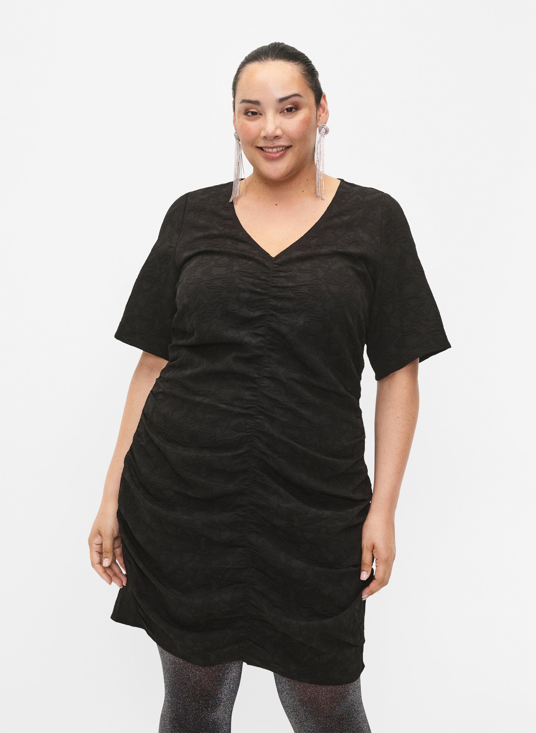 Zizzi Kurz&auml;rmeliges Kleid mit strukturiertem Stoff und Drapierungen, Black, Model image number 0