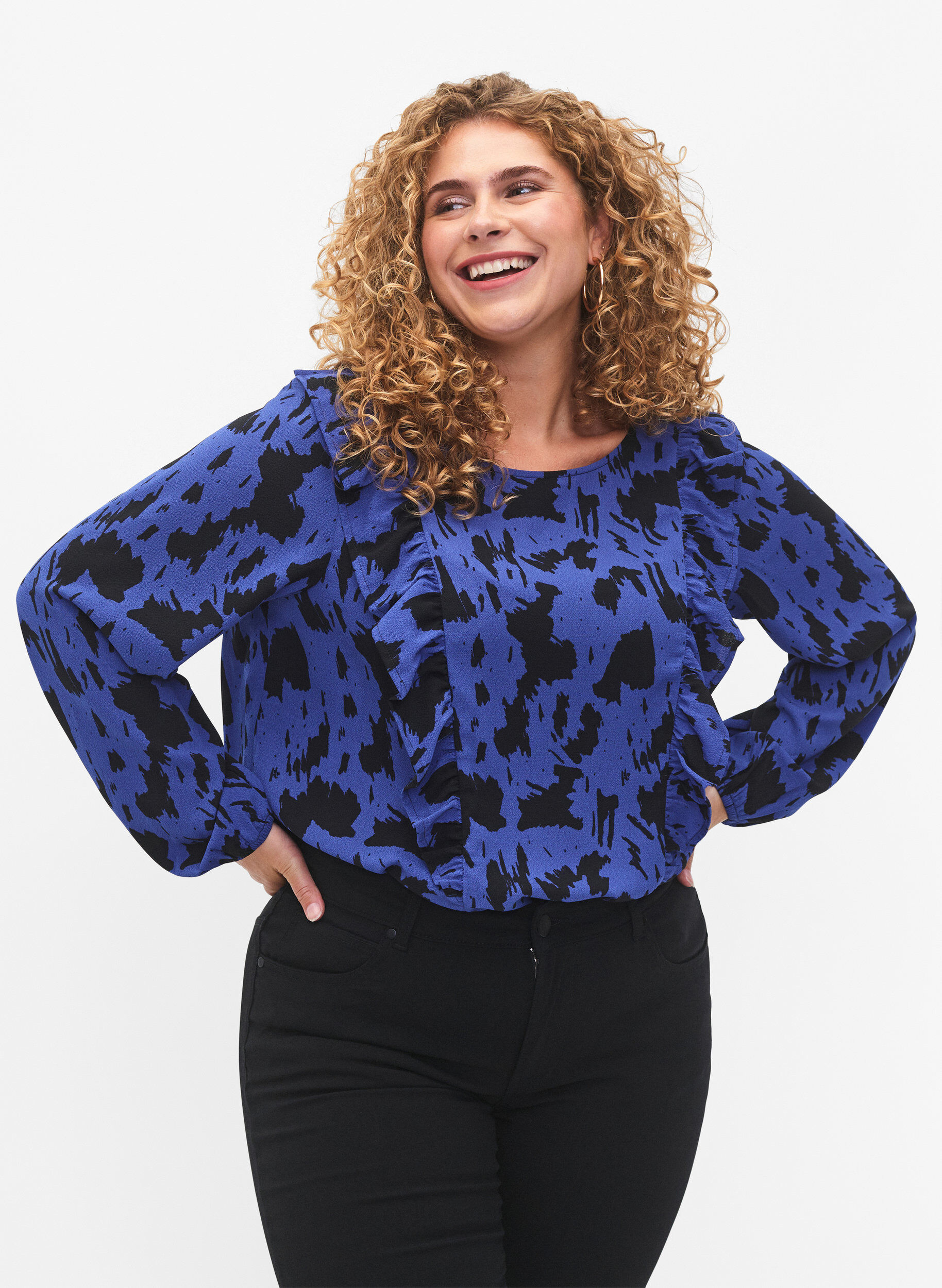 Zizzi Lang&auml;rmelige Bluse mit R&uuml;schen, Black Blue AOP, Model image number 0