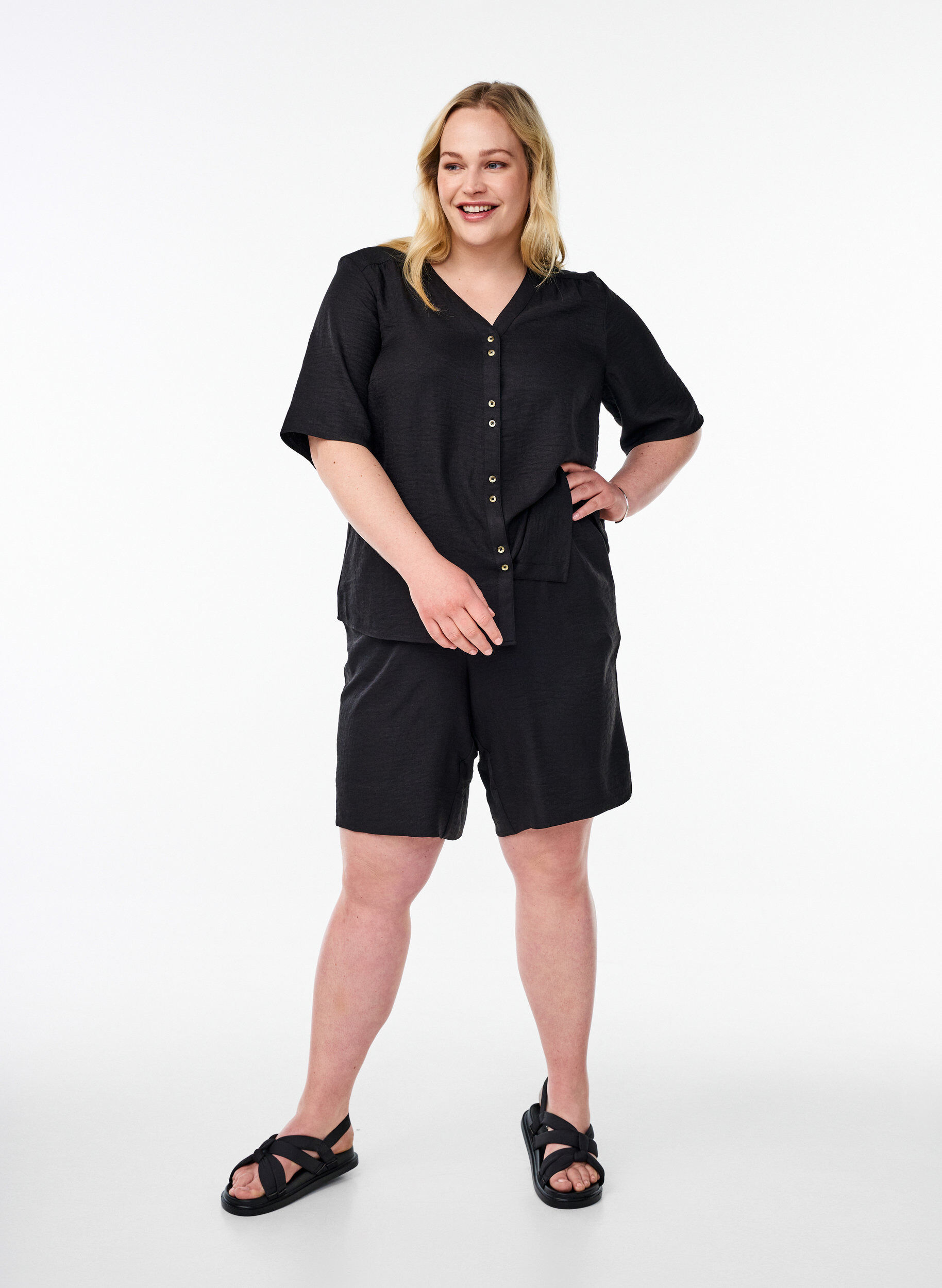 Zizzi Short avec poches et taille haute, Noir, Model image number 1