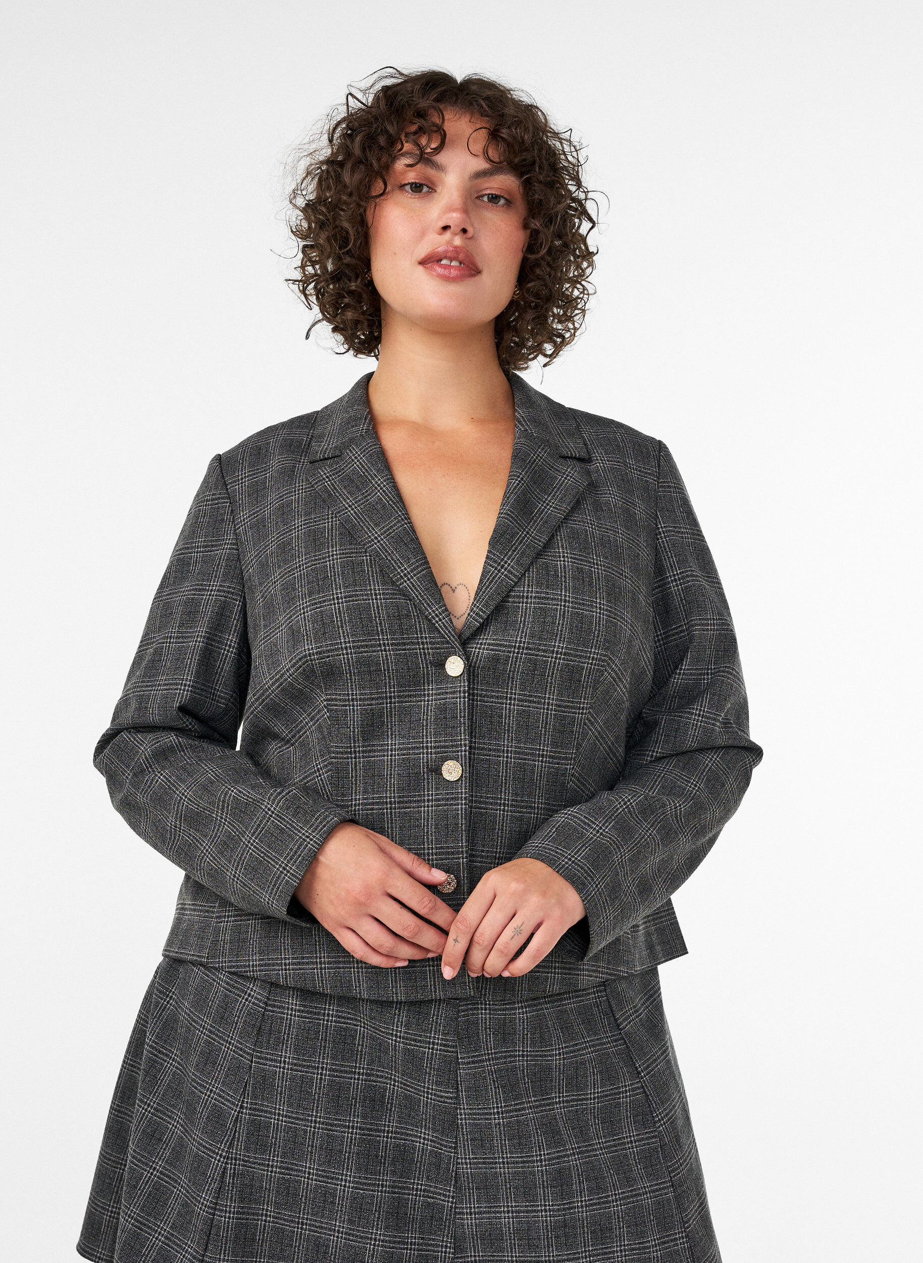 Kurzer Blazer mit Karomuster, Grau, Model