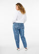 Jeans Mille coupe Mom avec broderies, Bleu Clair, Model image number 2