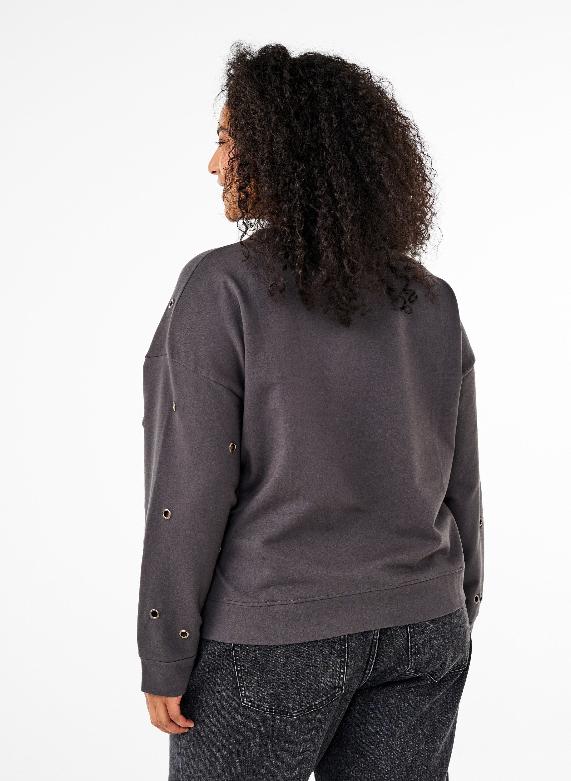 Zizzi Sweatshirt mit &Ouml;sen, Grau, Model image number 2