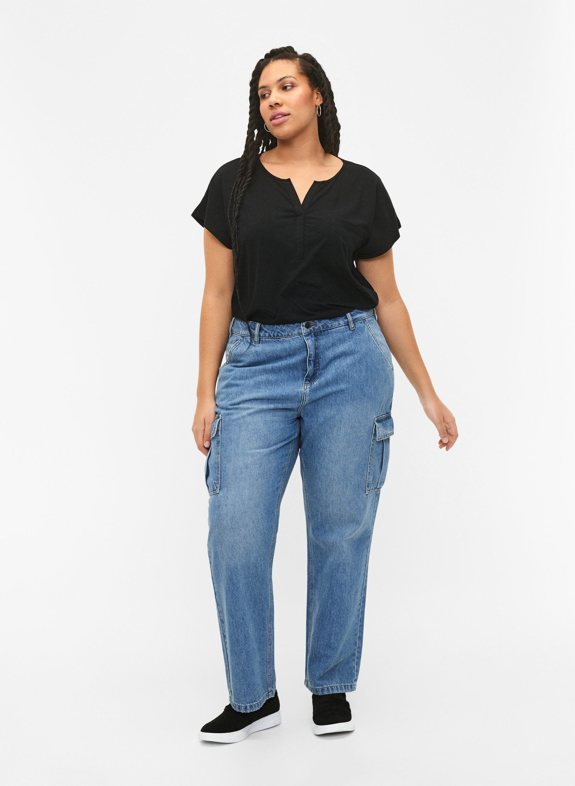 Zizzi T-Shirt mit V-Ausschnitt und Brusttasche, Black, Model image number 2