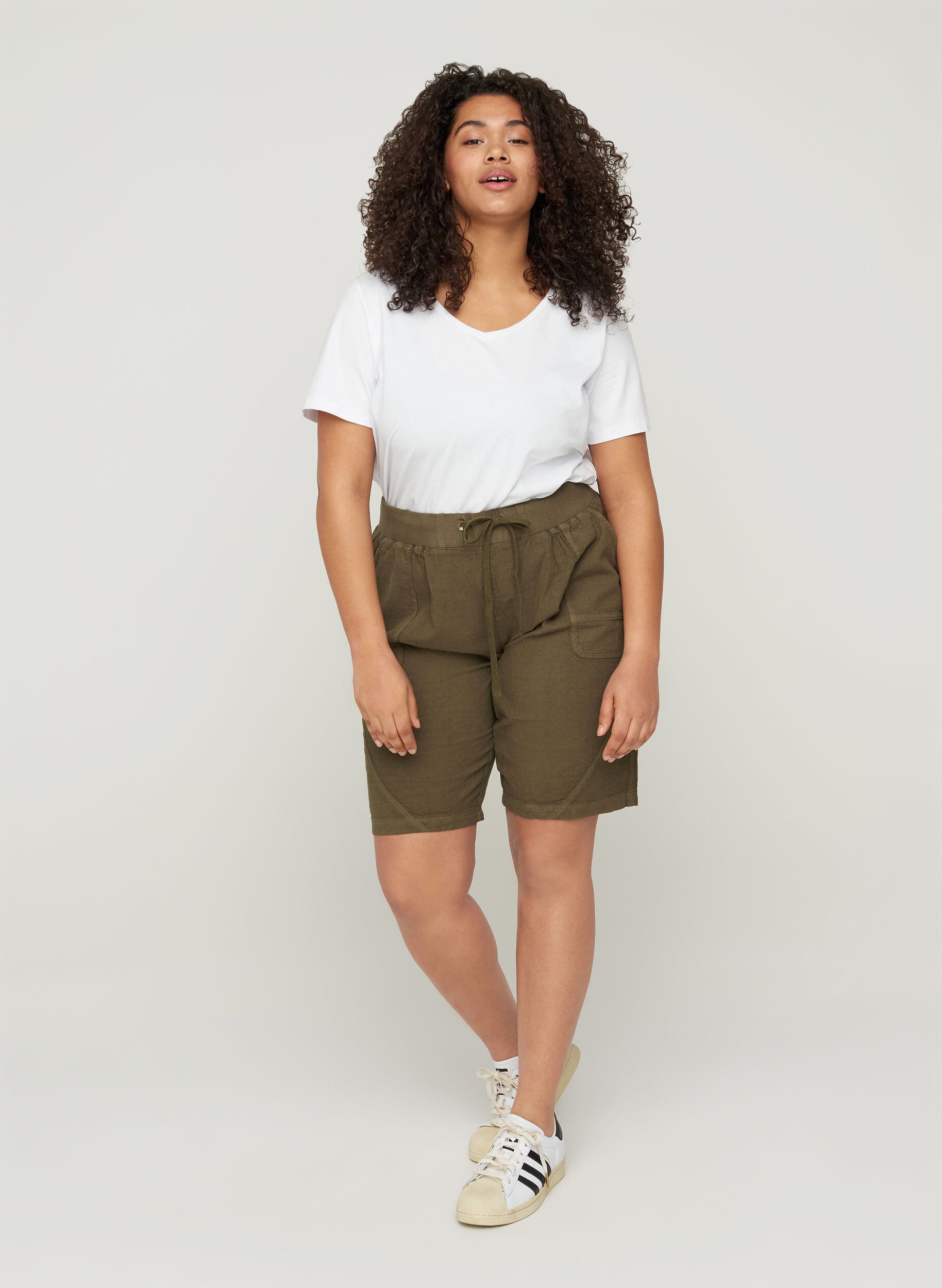 Zizzi Short ample avec poches en coton, Vert, Model image number 1