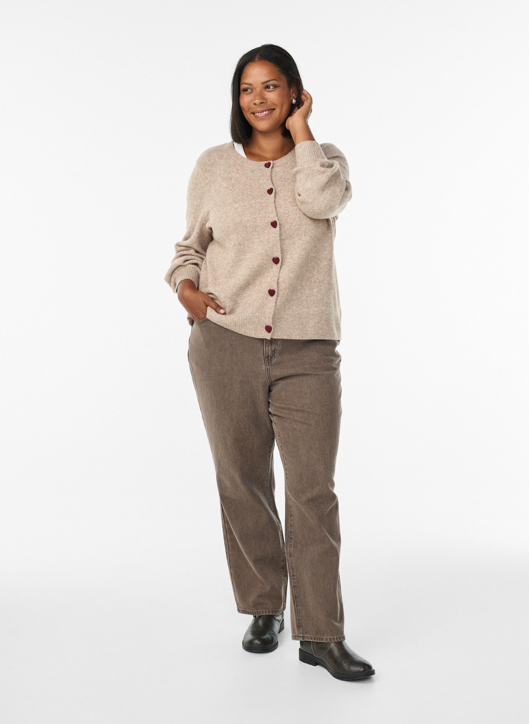 Zizzi Cardigan mit Kn&ouml;pfen in Herzform, Beige, Model image number 1