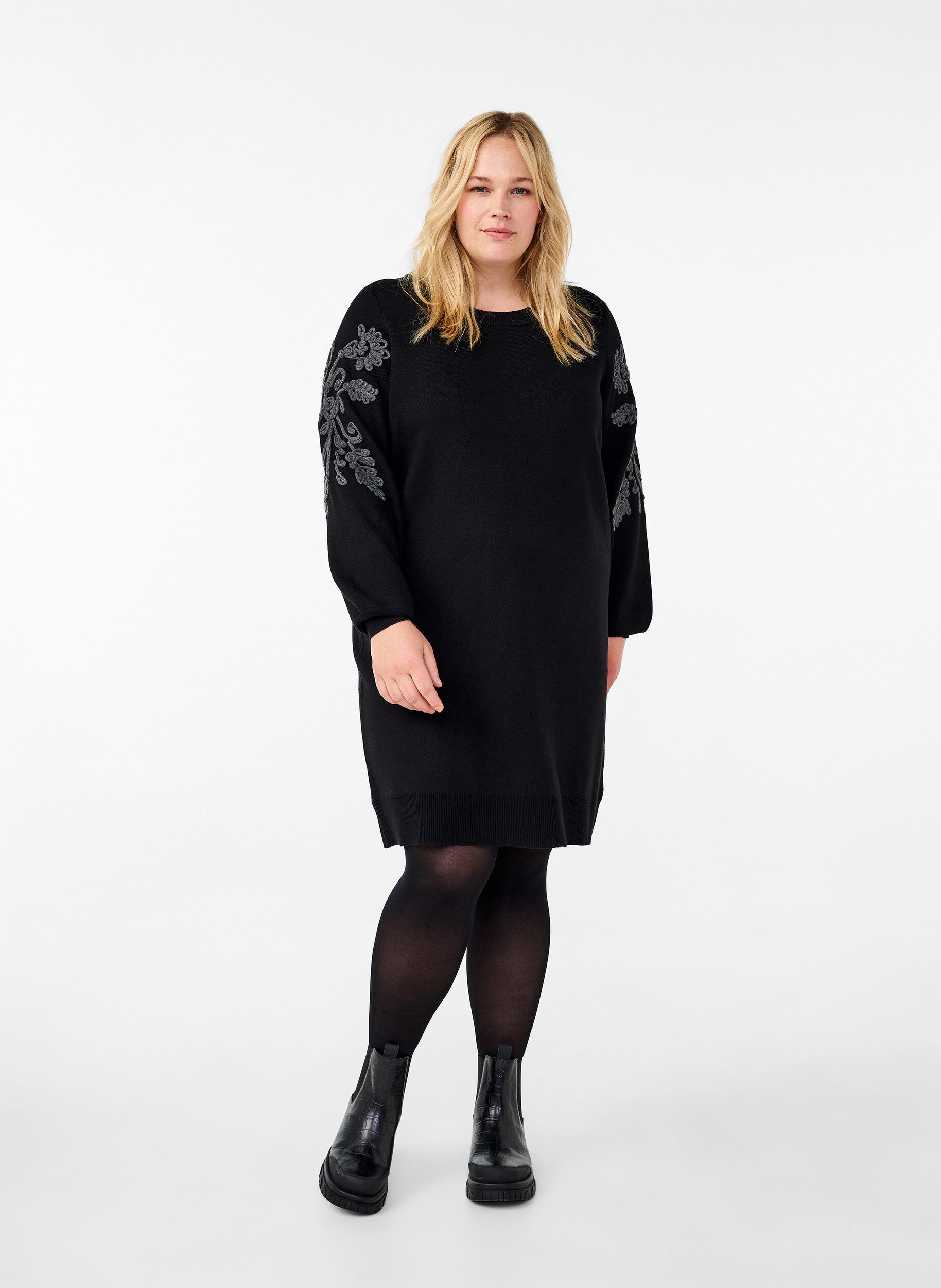 Zizzi Robe en maille avec d&eacute;tails brod&eacute;s, Black Medium G. Comb, Model image number 2