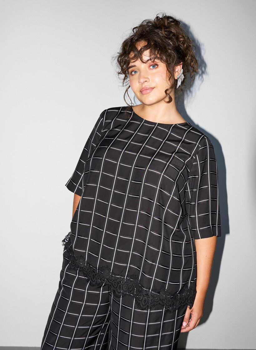 Karierte Bluse mit Spitzenbesatz und ellenbogenlangen &Auml;rmeln, Schwarz, Model image number 0