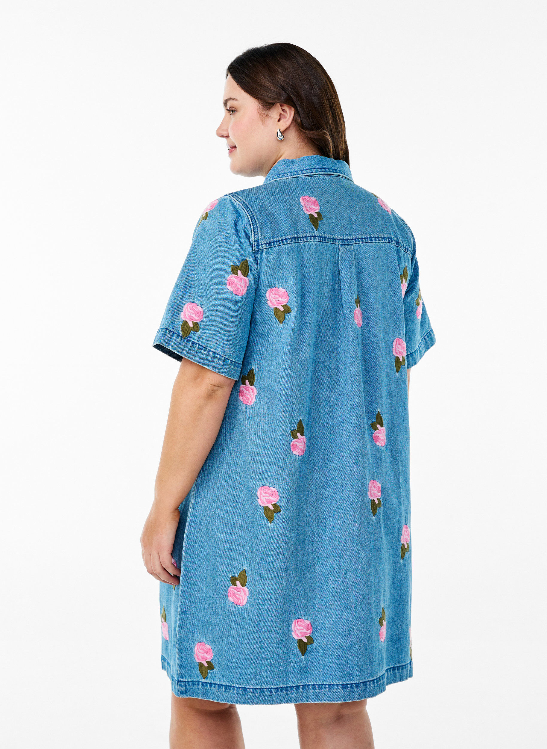 Zizzi Kurzes Jeanskleid mit gestickten Blumen, Blau, Model image number 2