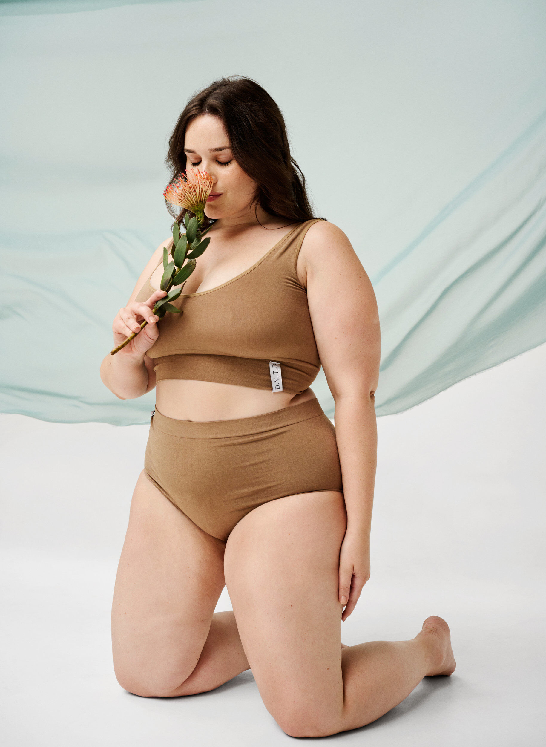 Zizzi Nahtloser BH mit Rundhalsausschnitt, Driftwood, Image image number 0