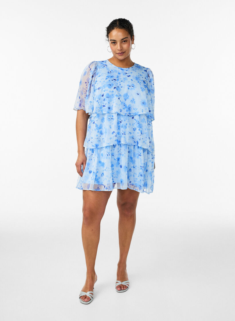 Kurzes Kleid in Chiffon-Optik mit Blumenprint und Volantlagen, Blau, Model image number 1