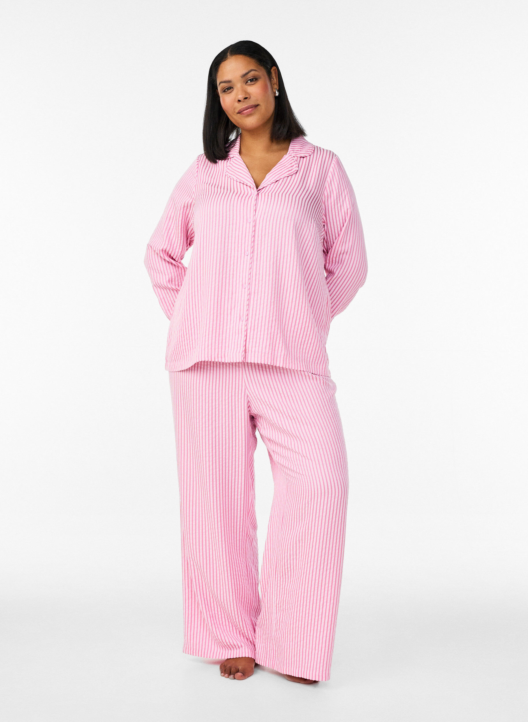 Zizzi Pyjamahemd aus Seersucker mit langen &Auml;rmeln, Pink, Model image number 1