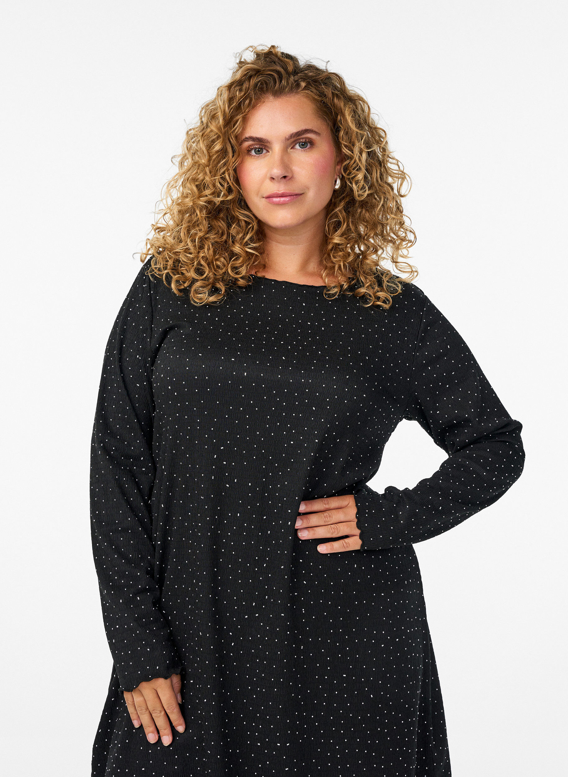 Zizzi Robe avec strass et bords festonn&eacute;s, Noir, Model image number 2
