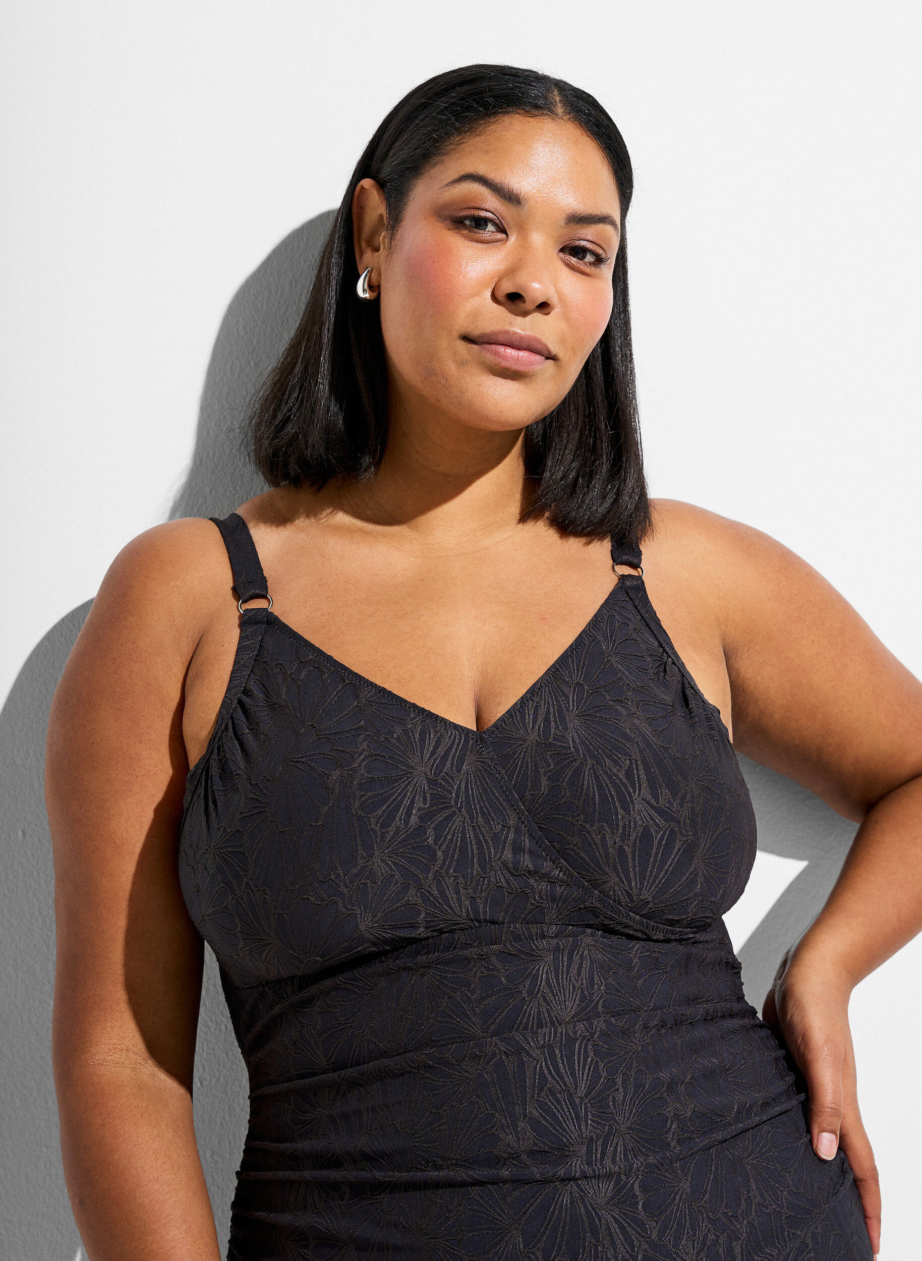 ZizziMaillot de bain avec d&eacute;tail crois&eacute; et texture florale ton sur ton, Gris anthracite, Model image number 2