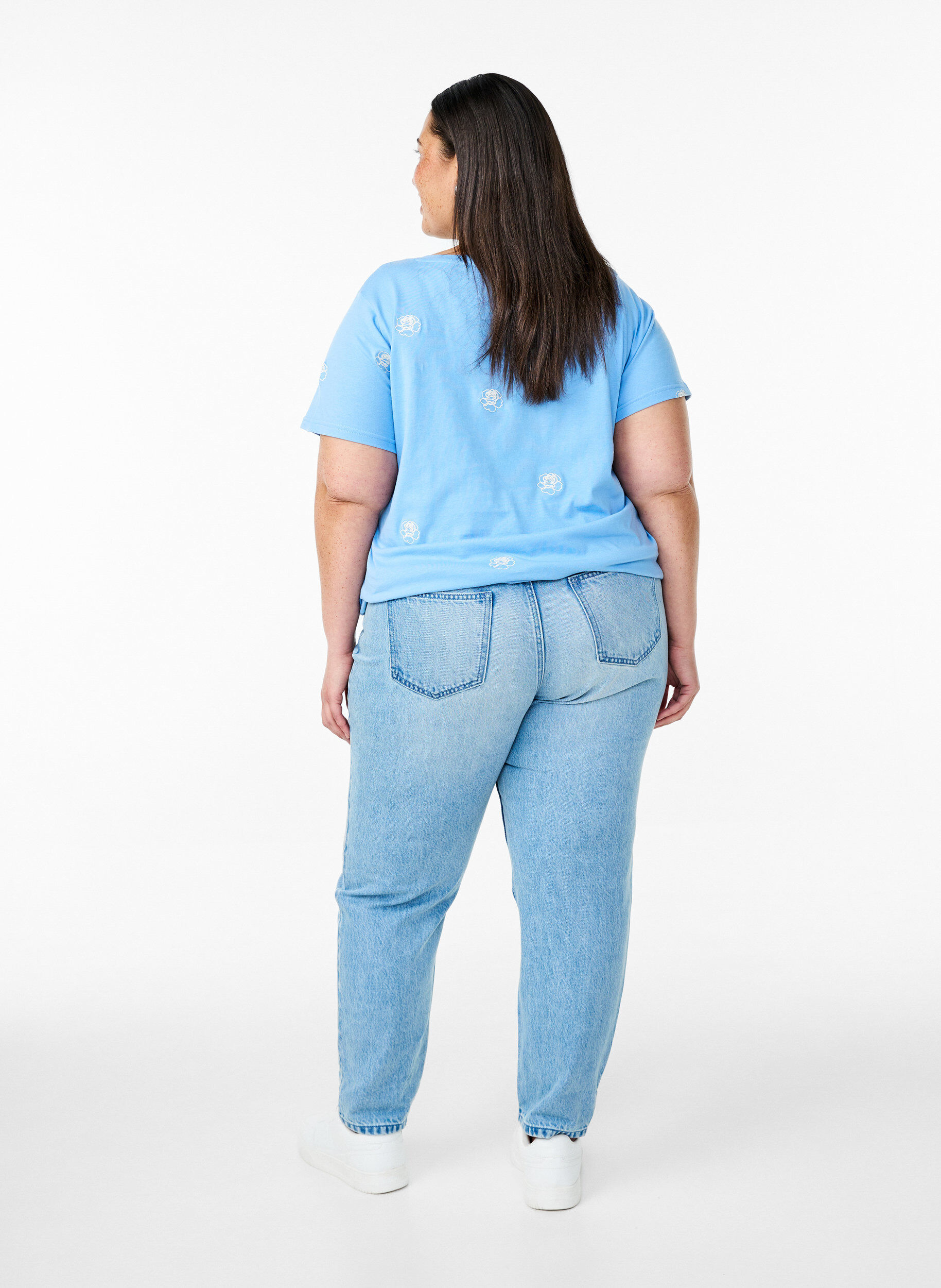 Zizzi Mille Mom Fit Jeans mit Destroyed-Details, Light Blue Denim, Model image number 1