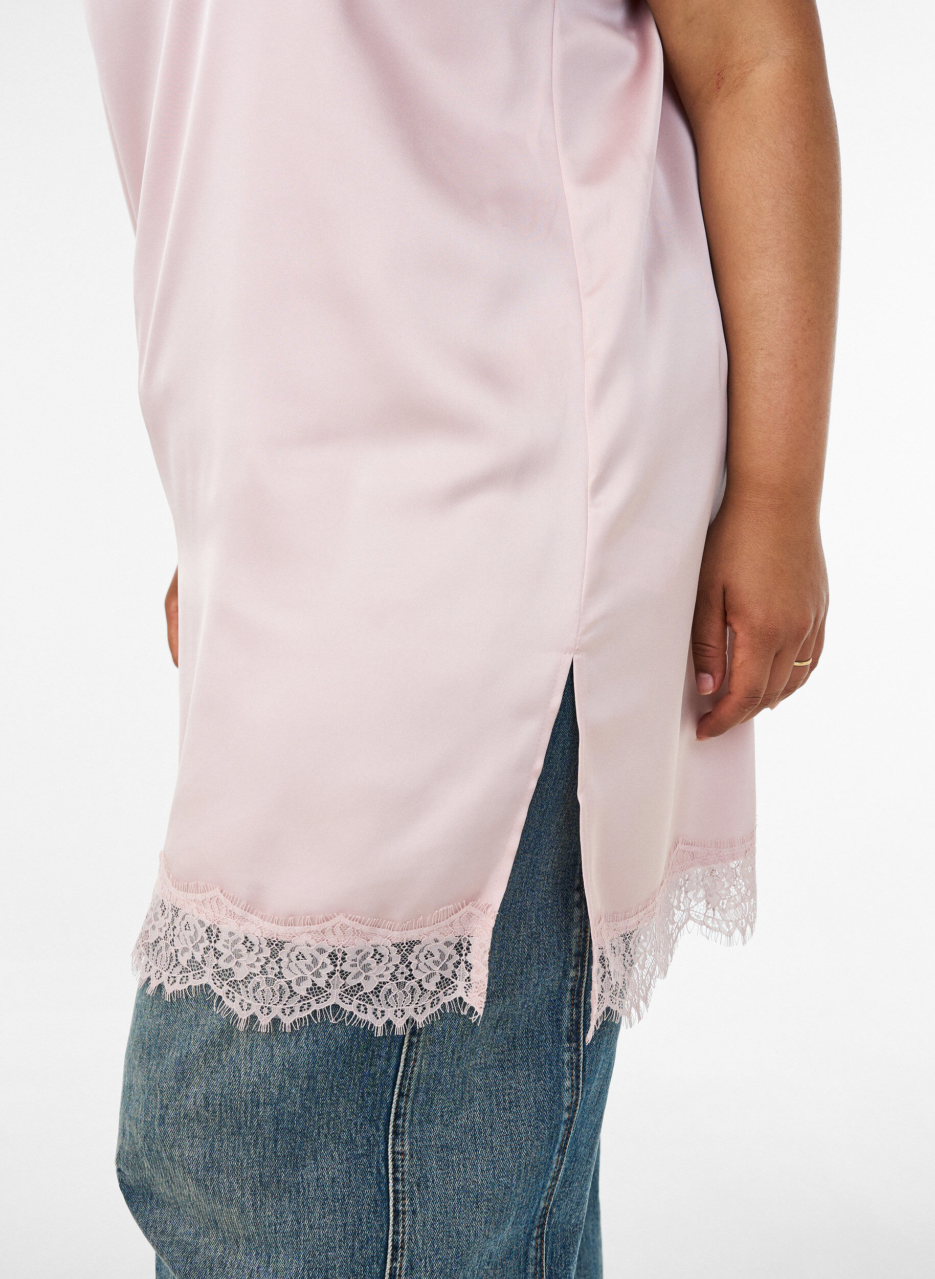 ZizziHaut long en satin bord&eacute; de dentelle, Rose poudr&eacute;e, Model image number 4