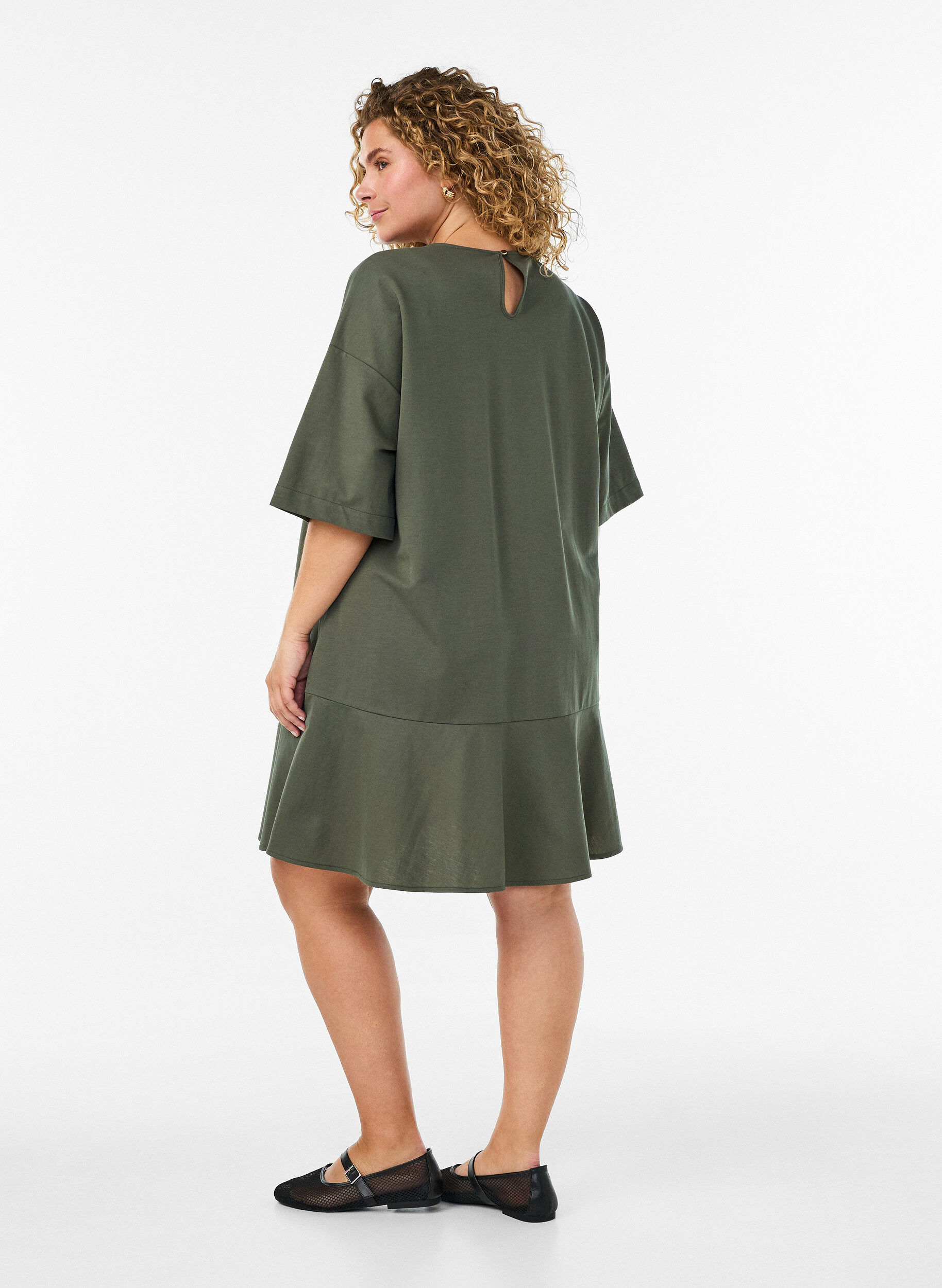 ZizziKurzes Kleid mit lockerer Passform und R&uuml;schensaum, Gr&uuml;n, Model image number 2
