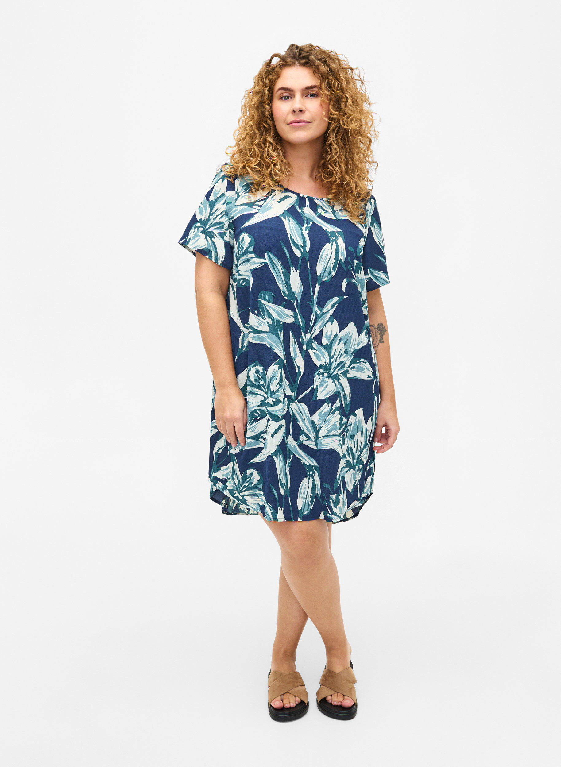 Zizzi Kleid mit Aufdruck und kurzen &Auml;rmeln, Blau, Model image number 1