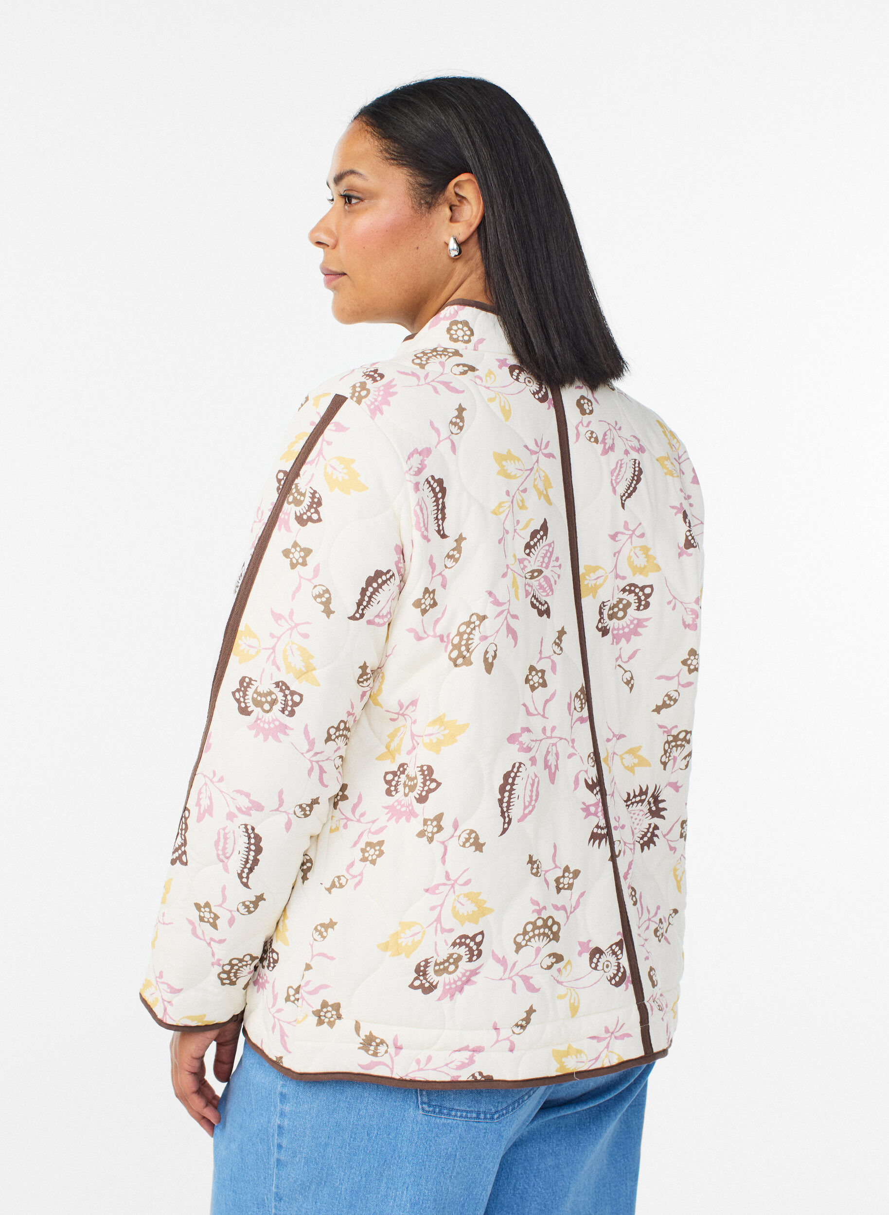 Zizzi Steppjacke mit Kn&ouml;pfen und gebl&uuml;mtem Muster, Beige, Model image number 2