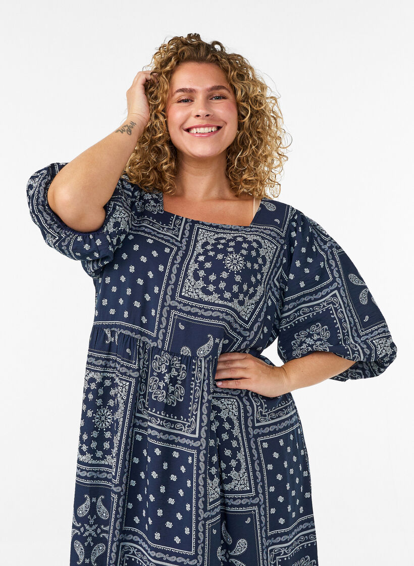 Robe longue en viscose avec un imprim&eacute; cachemire et des manches courtes, Bleu, Model image number 2