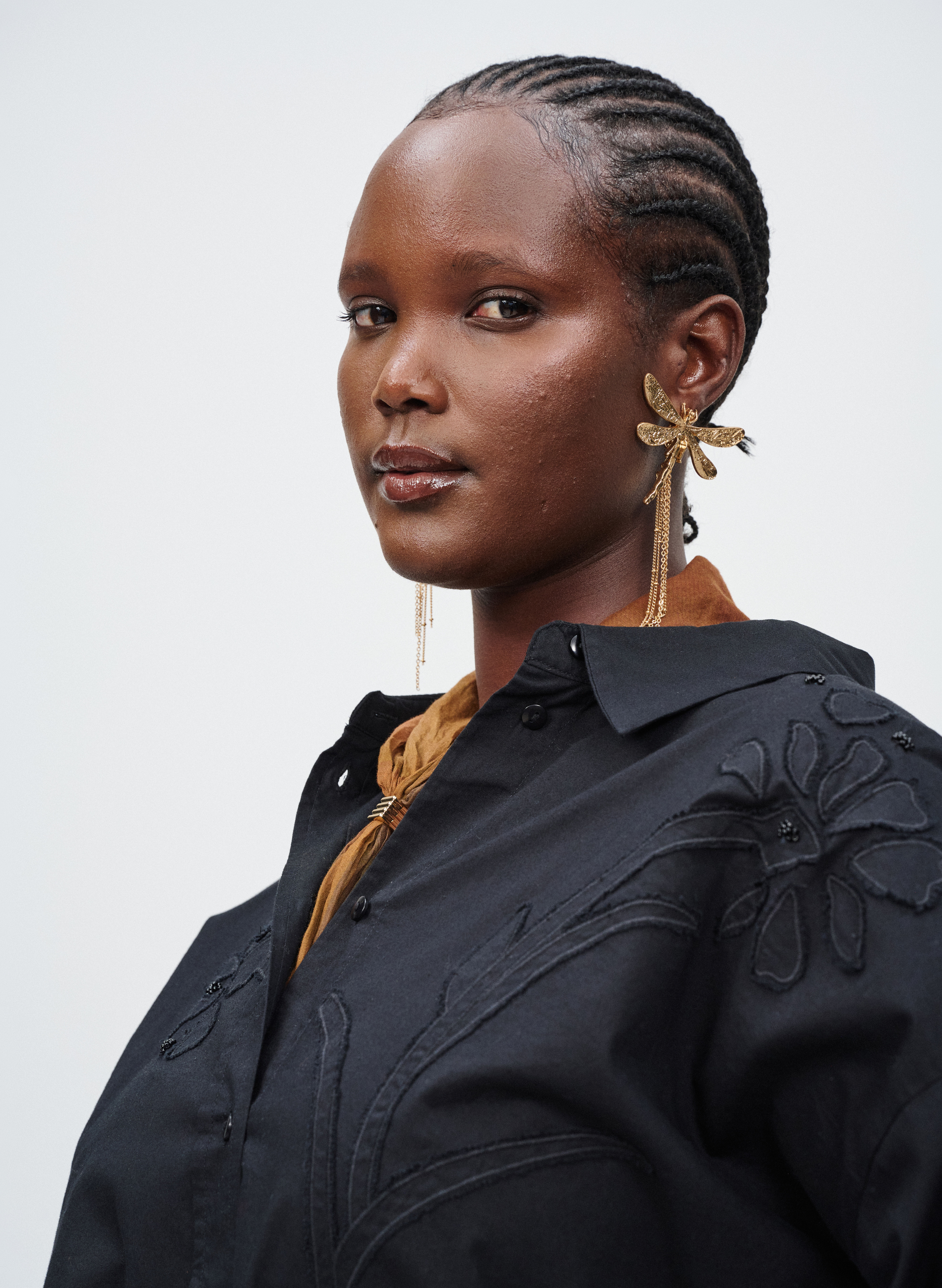 Zizzi Schwarzes Hemd mit floraler Stickerei, , Model