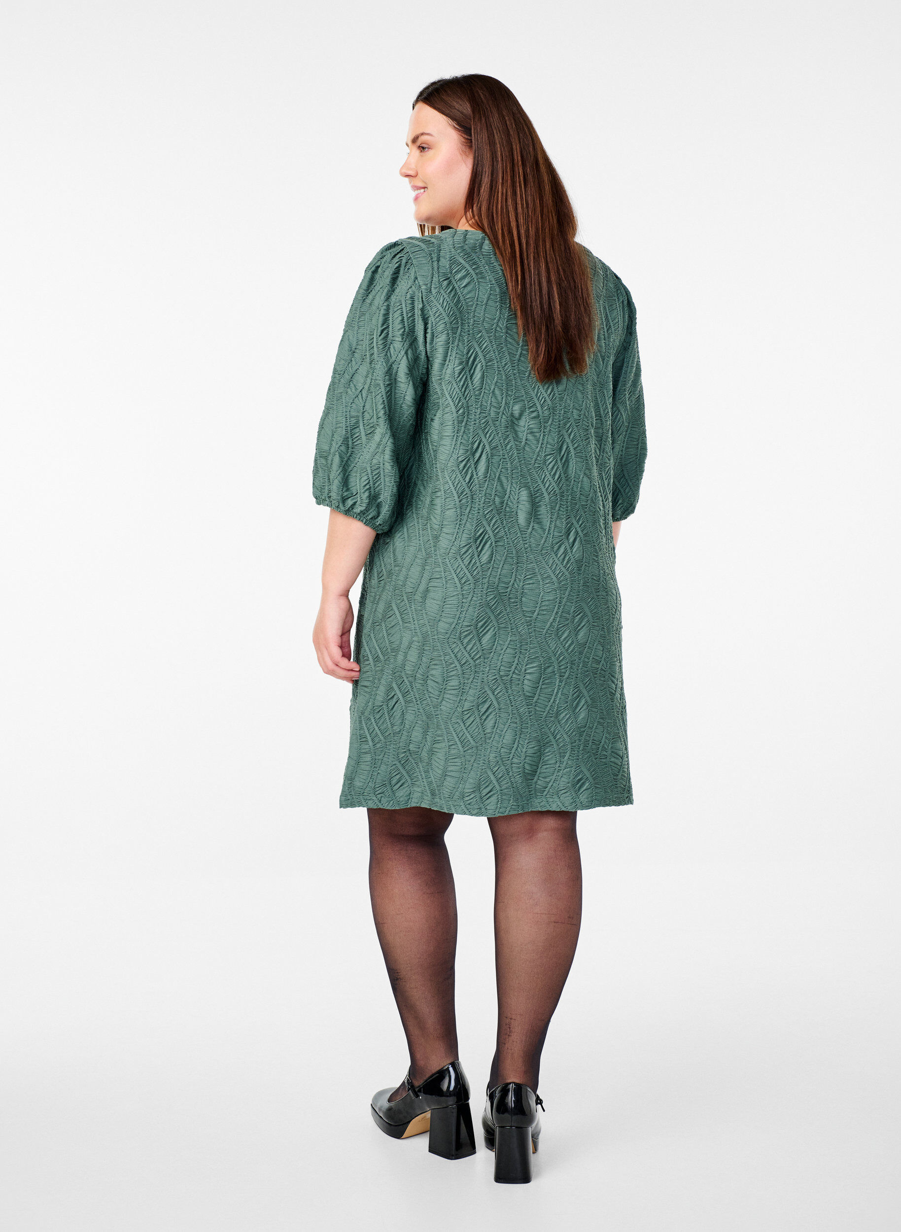 Zizzi Kurzes Kleid mit Struktur und 3/4-&Auml;rmeln, Gr&uuml;n, Model image number 2