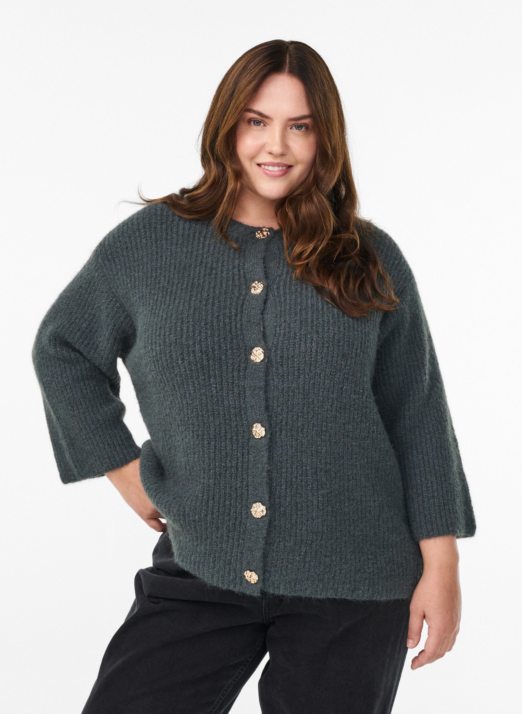Kurzer Cardigan mit 3/4-&Auml;rmeln und goldenen, strukturierten Kn&ouml;pfen, Gr&uuml;n, Model