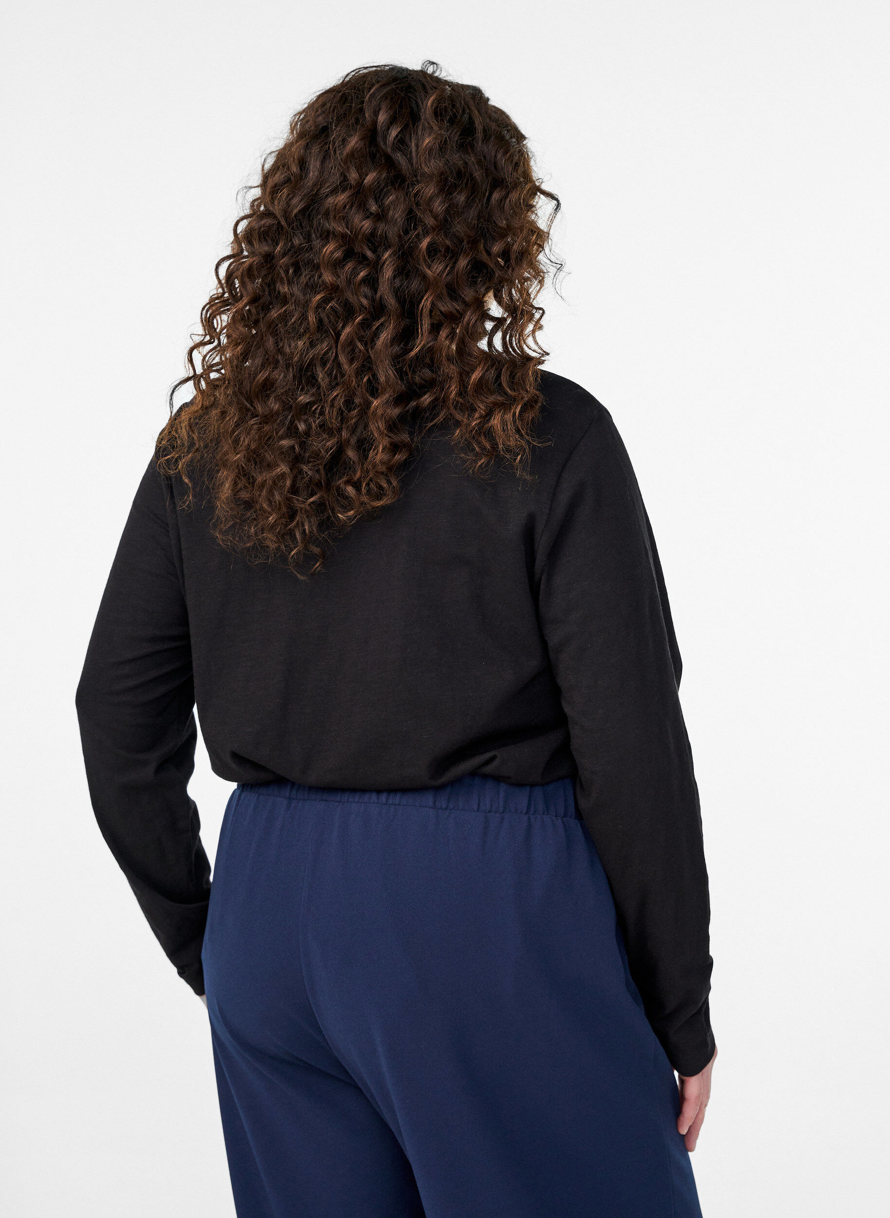 ZizziT-shirt &agrave; manches longues avec col V et boutons, Noir, Model image number 2
