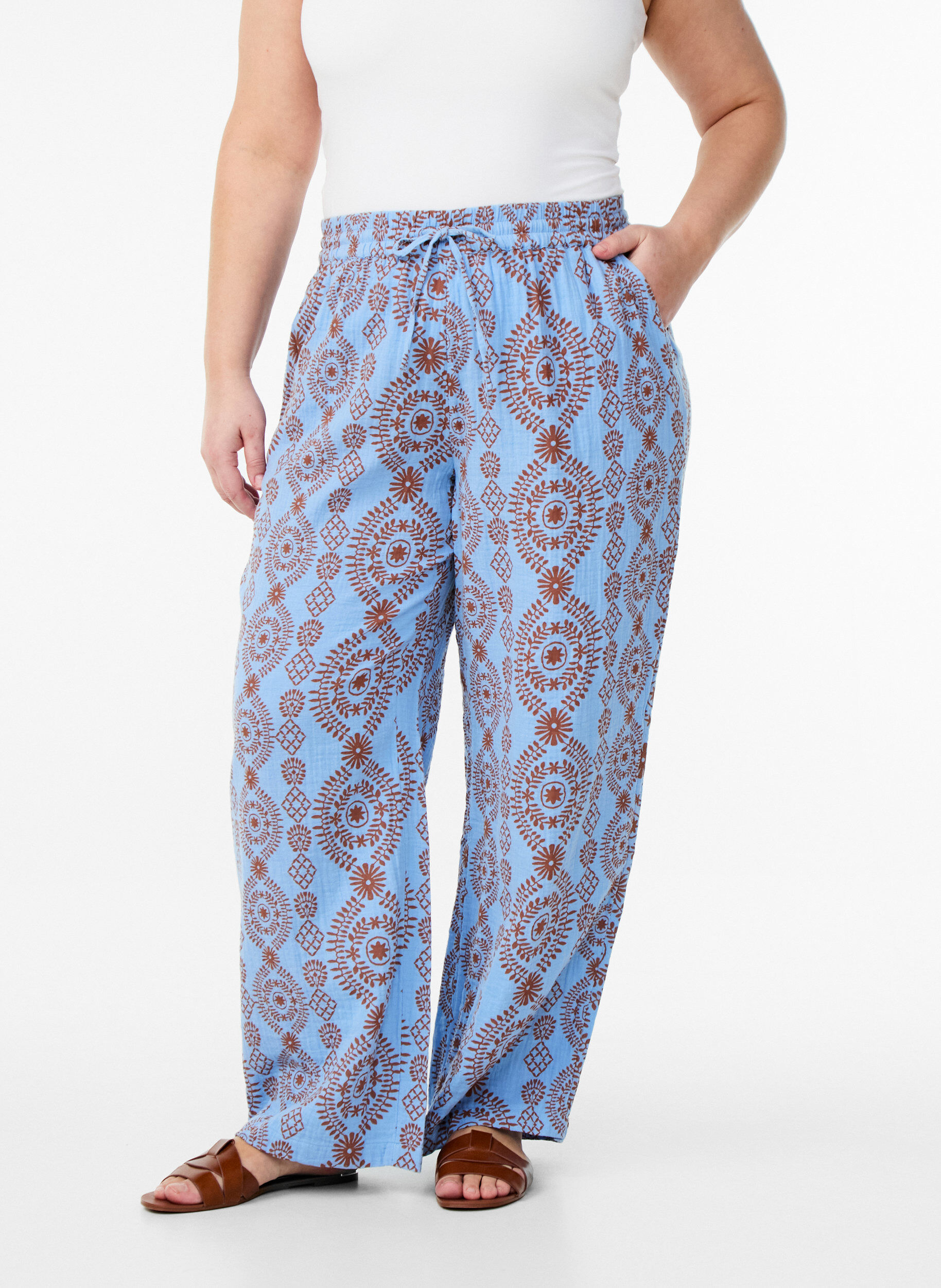 Zizzi Lockere Hose aus Baumwollmusselin mit Punkten, Blau, Model image number 2