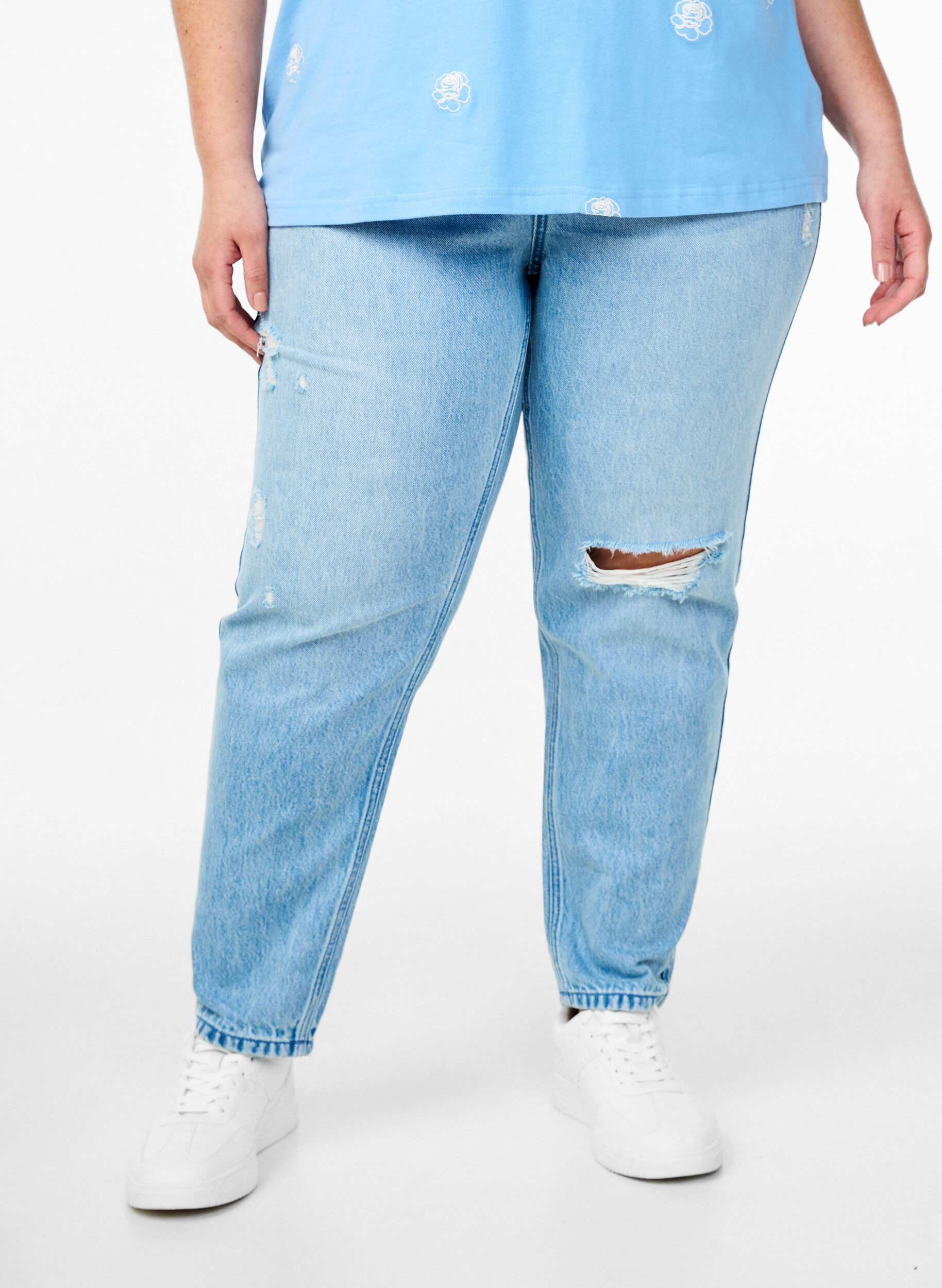 Zizzi Mille Mom Fit Jeans mit Destroyed-Details, Light Blue Denim, Model image number 2