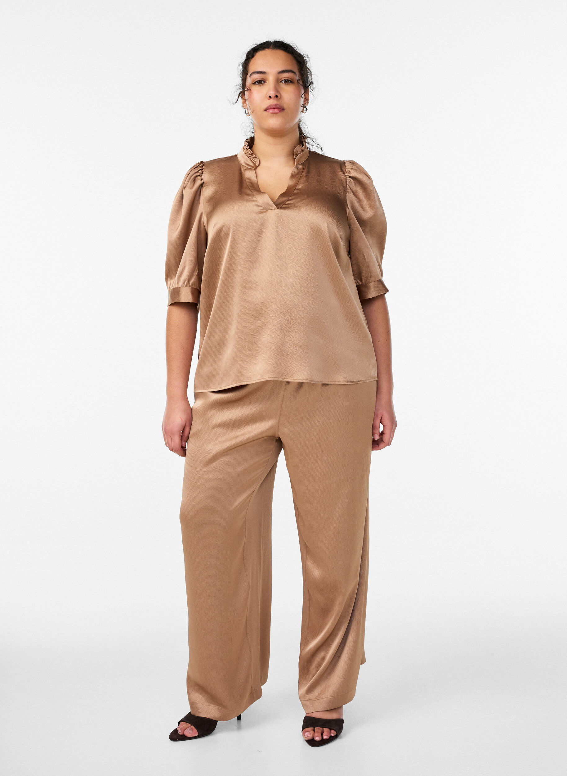 ZizziBluse in Satin-Optik mit 1/2-&Auml;rmeln und R&uuml;schenkragen, Braun, Model image number 1