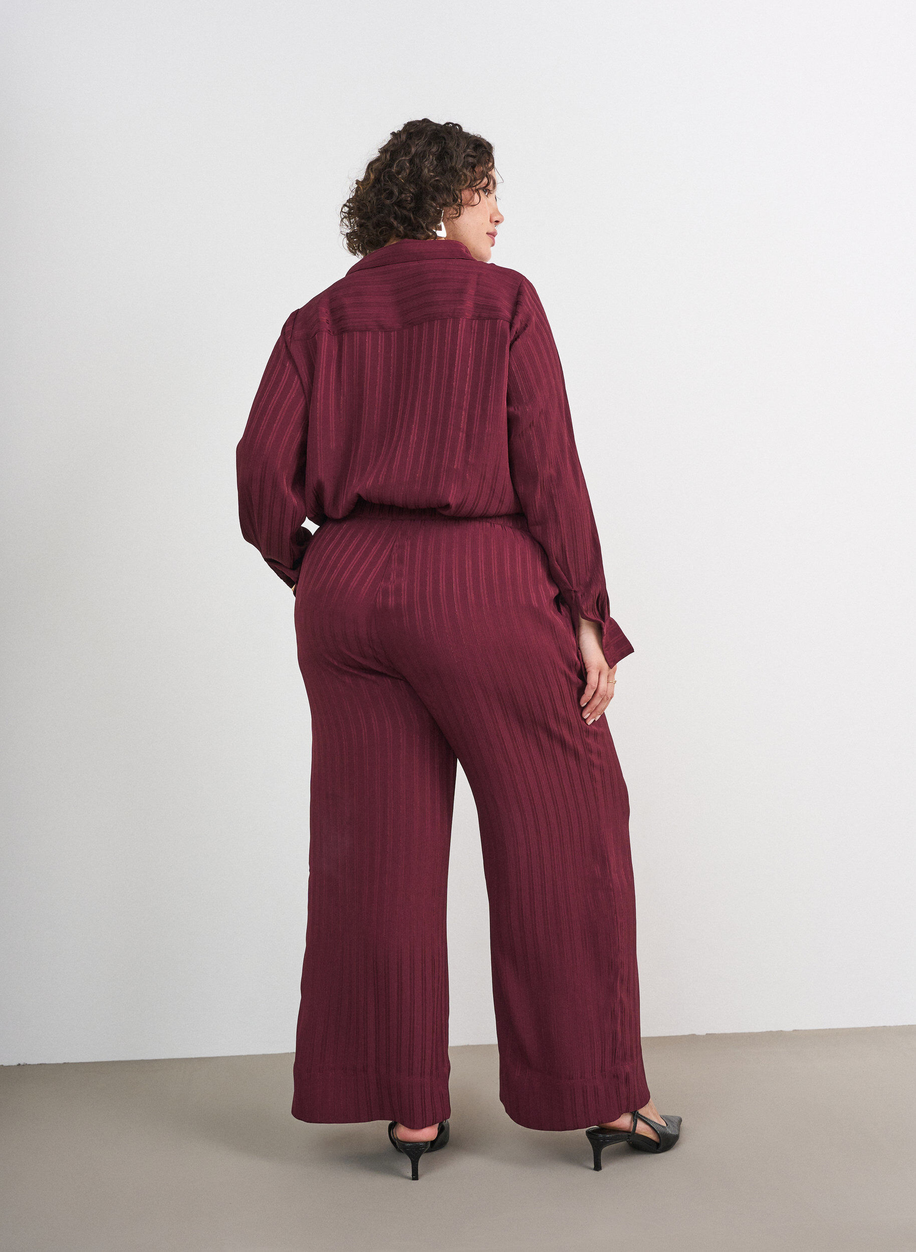 ZizziPantalon &agrave; rayures textur&eacute;es et coupe droite, Bordeaux, Model image number 2