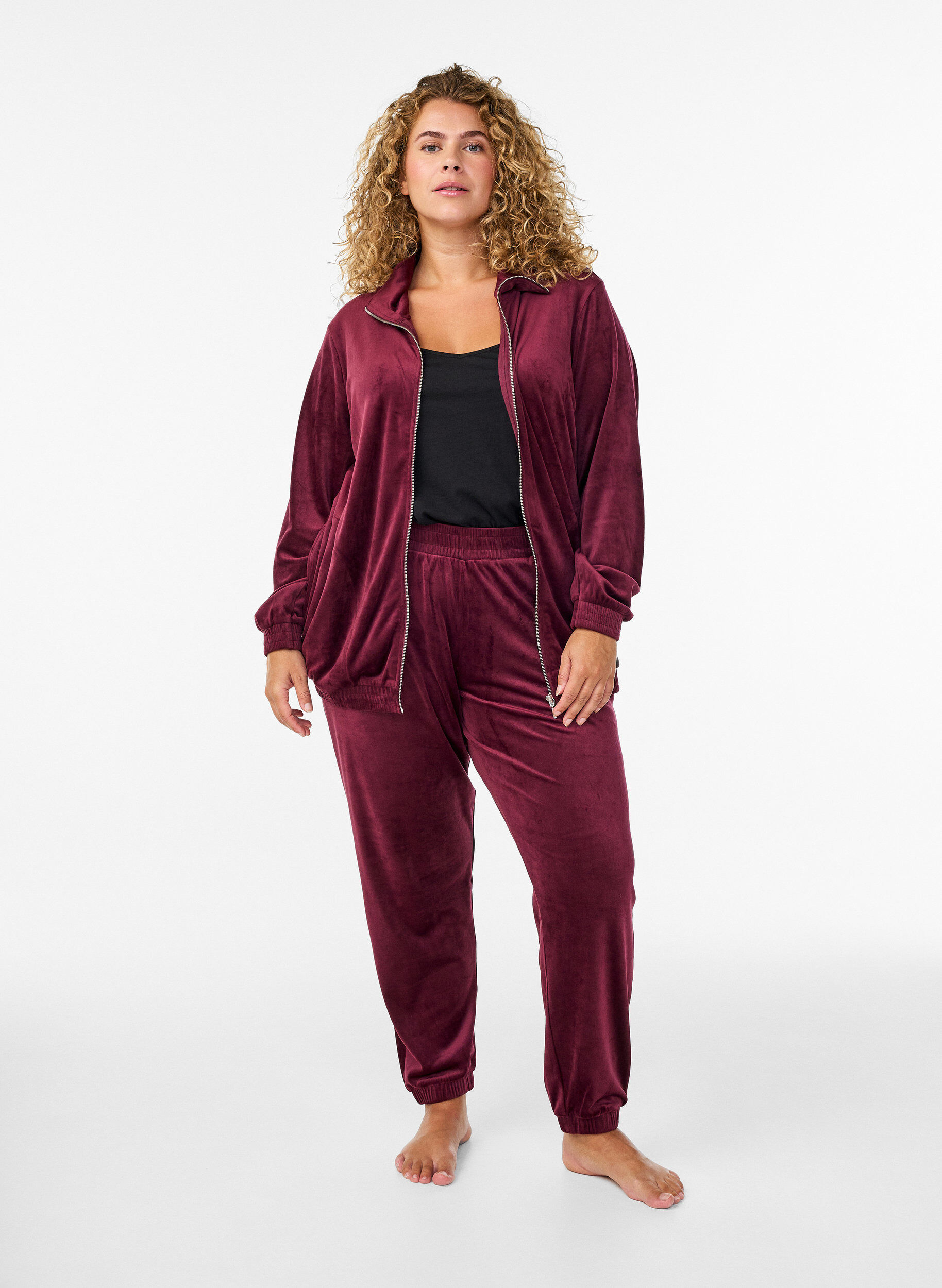 Lockere Samt-Hose, Dunkles Bordeaux, Model