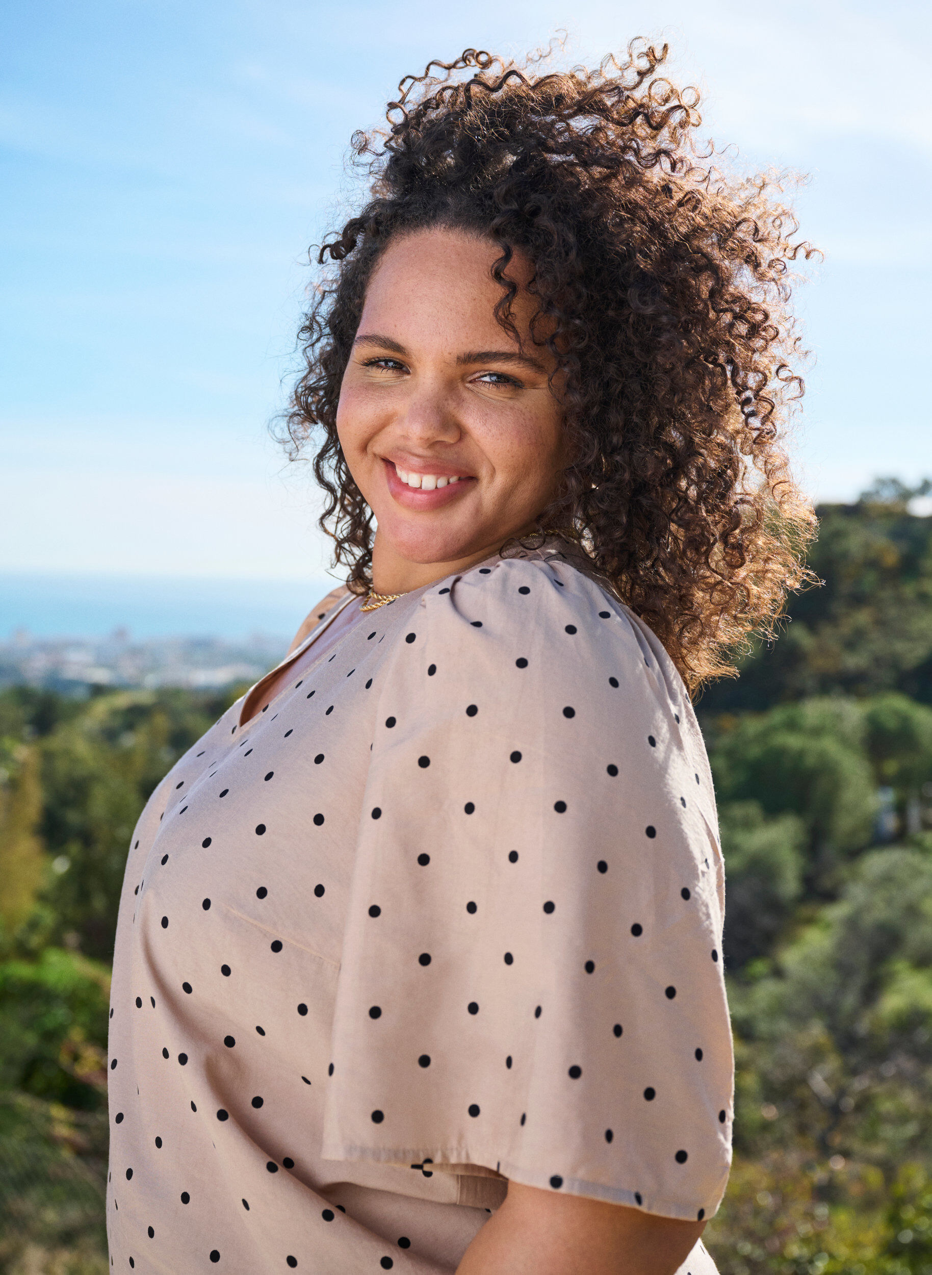 Zizzi Bluse mit lockeren &Auml;rmeln und V-Ausschnitt, Beige, Image image number 0