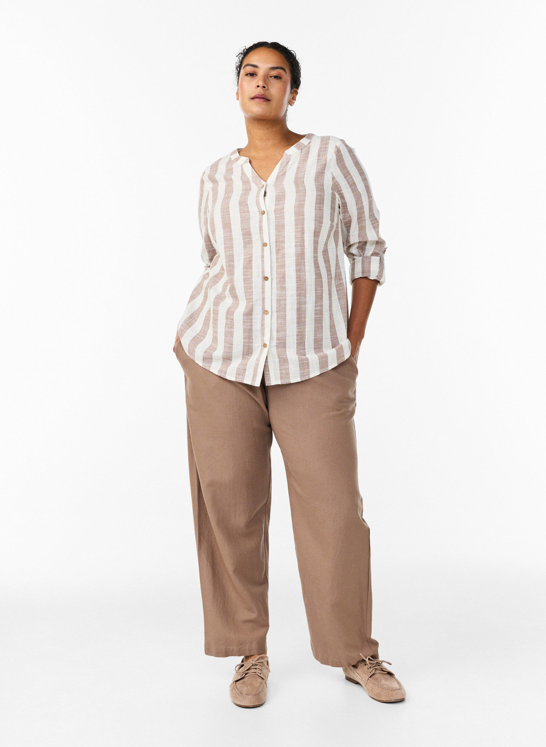 Zizzi Hemdbluse aus Baumwolle mit V-Ausschnitt, Beige, Model image number 1