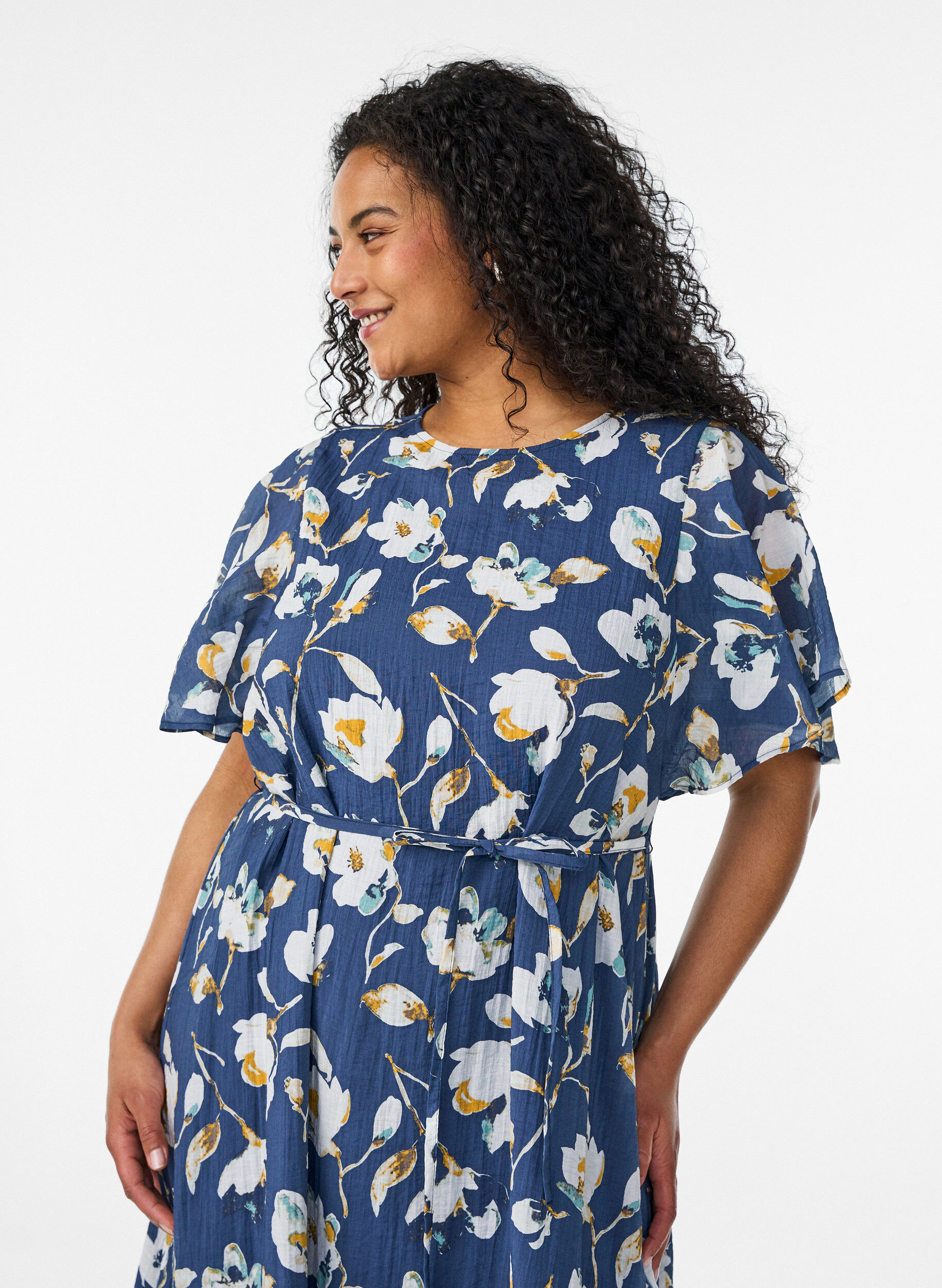 ZizziRobe longue avec manches papillon et taille &agrave; nouer, Bleu, Model image number 2