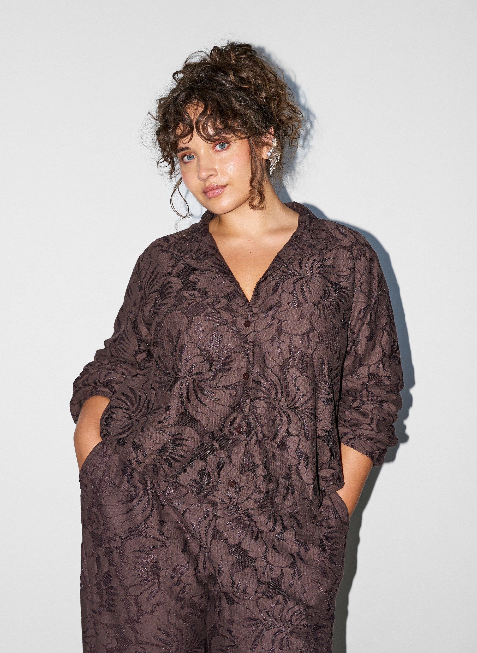 Bomberjacke mit gebl&uuml;mtem Jacquard, Braun, Model